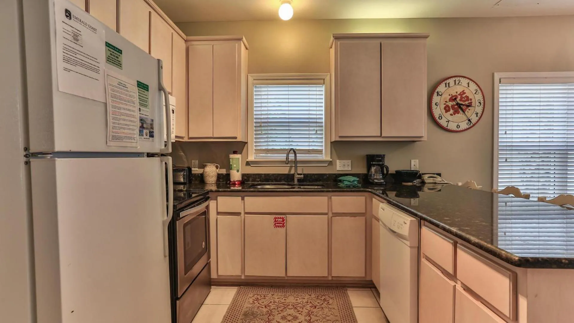 Biglows Bungalow - About a quarter mile to PRIVATE Neighborhood Beach Access, Pet Friendly, Community Pool