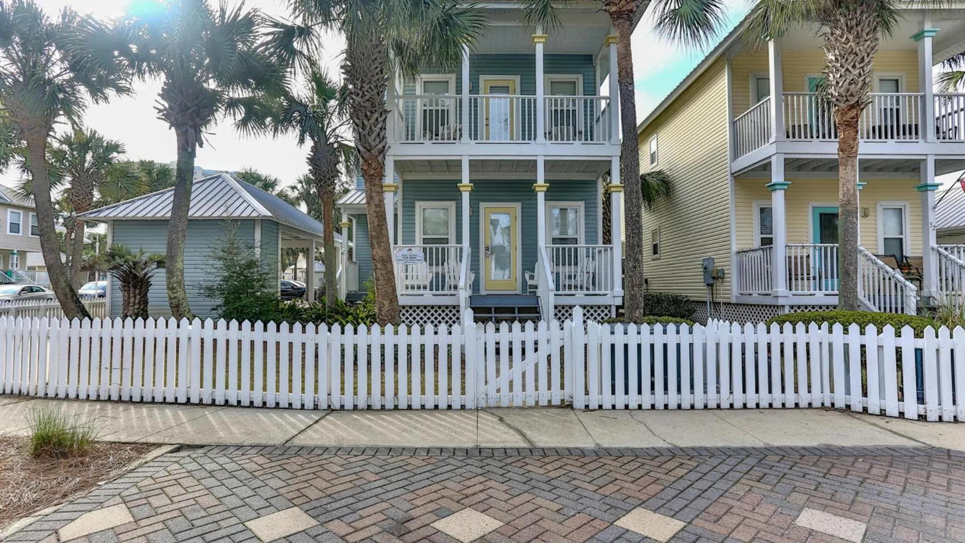 Biglows Bungalow - About a quarter mile to PRIVATE Neighborhood Beach Access, Pet Friendly, Community Pool