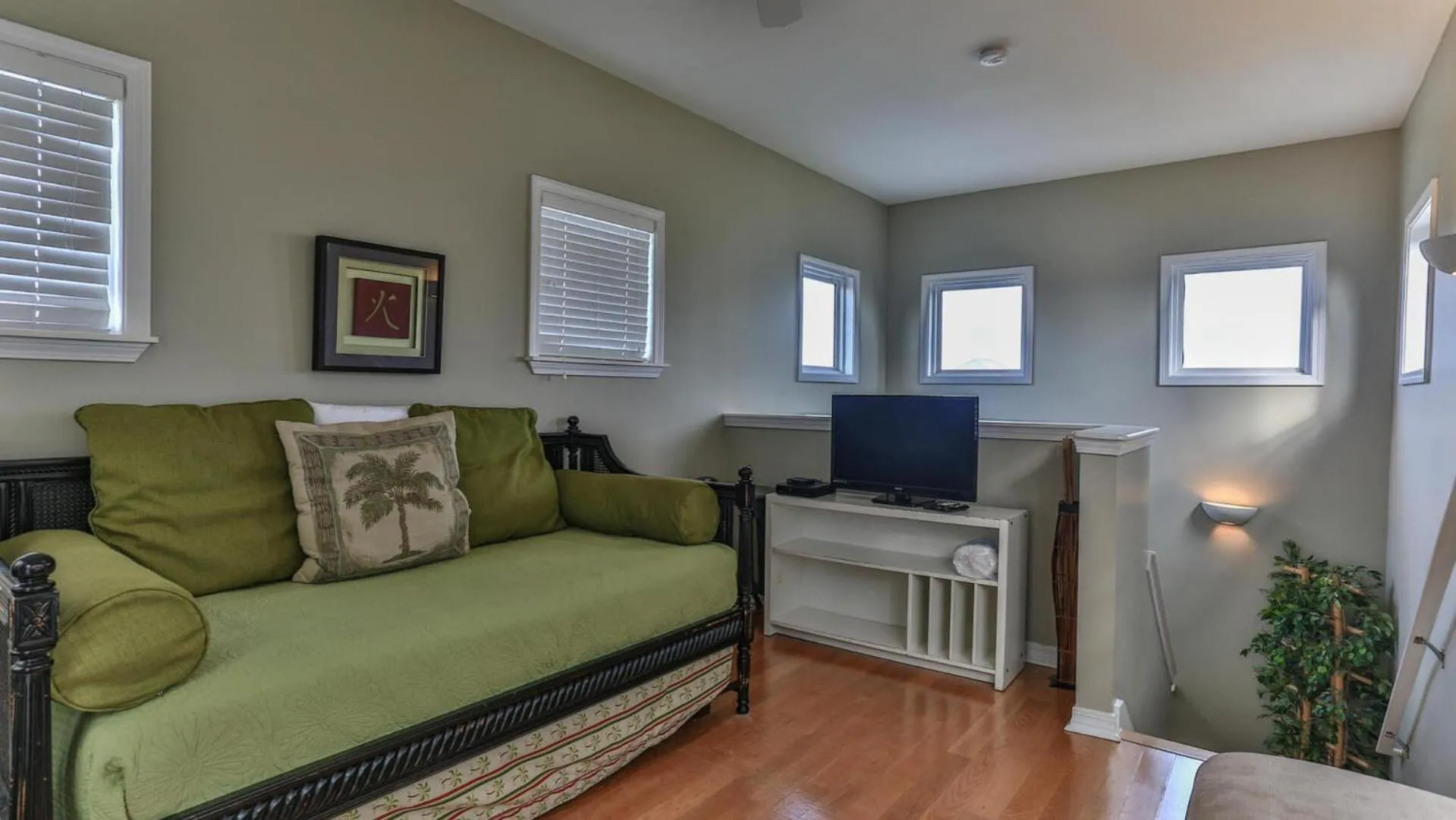 Biglows Bungalow - About a quarter mile to PRIVATE Neighborhood Beach Access, Pet Friendly, Community Pool