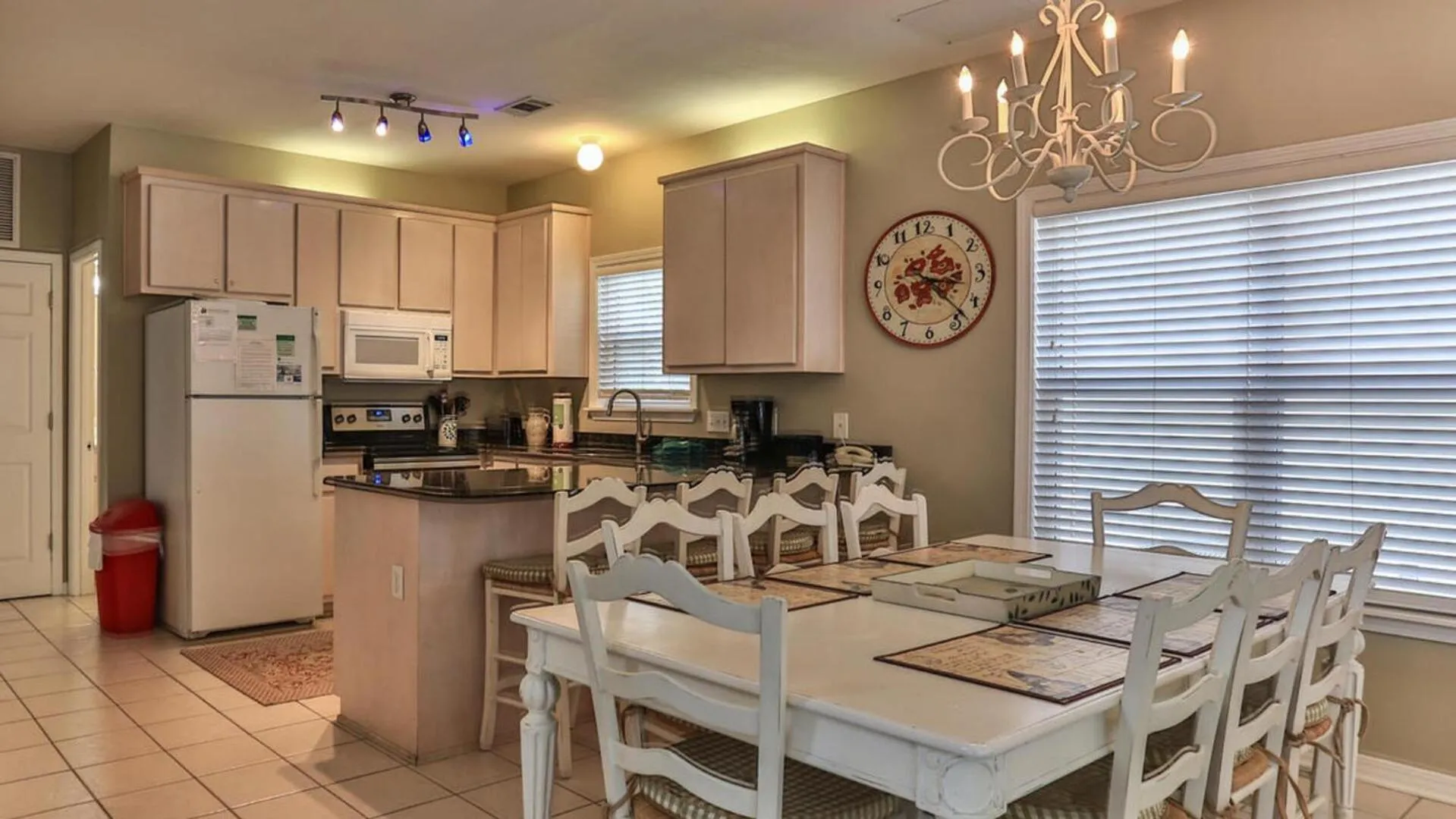 Biglows Bungalow - About a quarter mile to PRIVATE Neighborhood Beach Access, Pet Friendly, Community Pool
