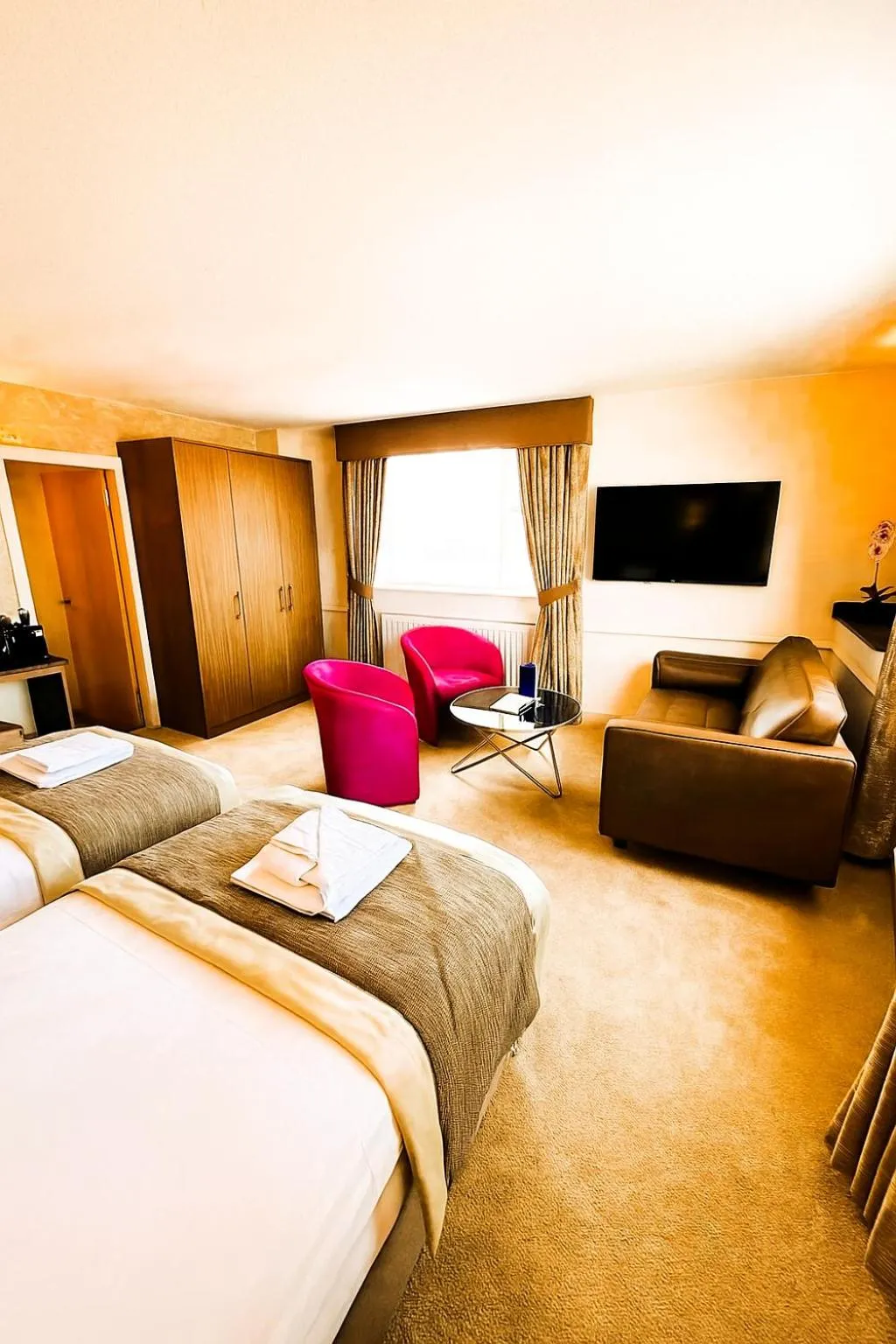 Bed in Claremont Hotel - All Inclusive!