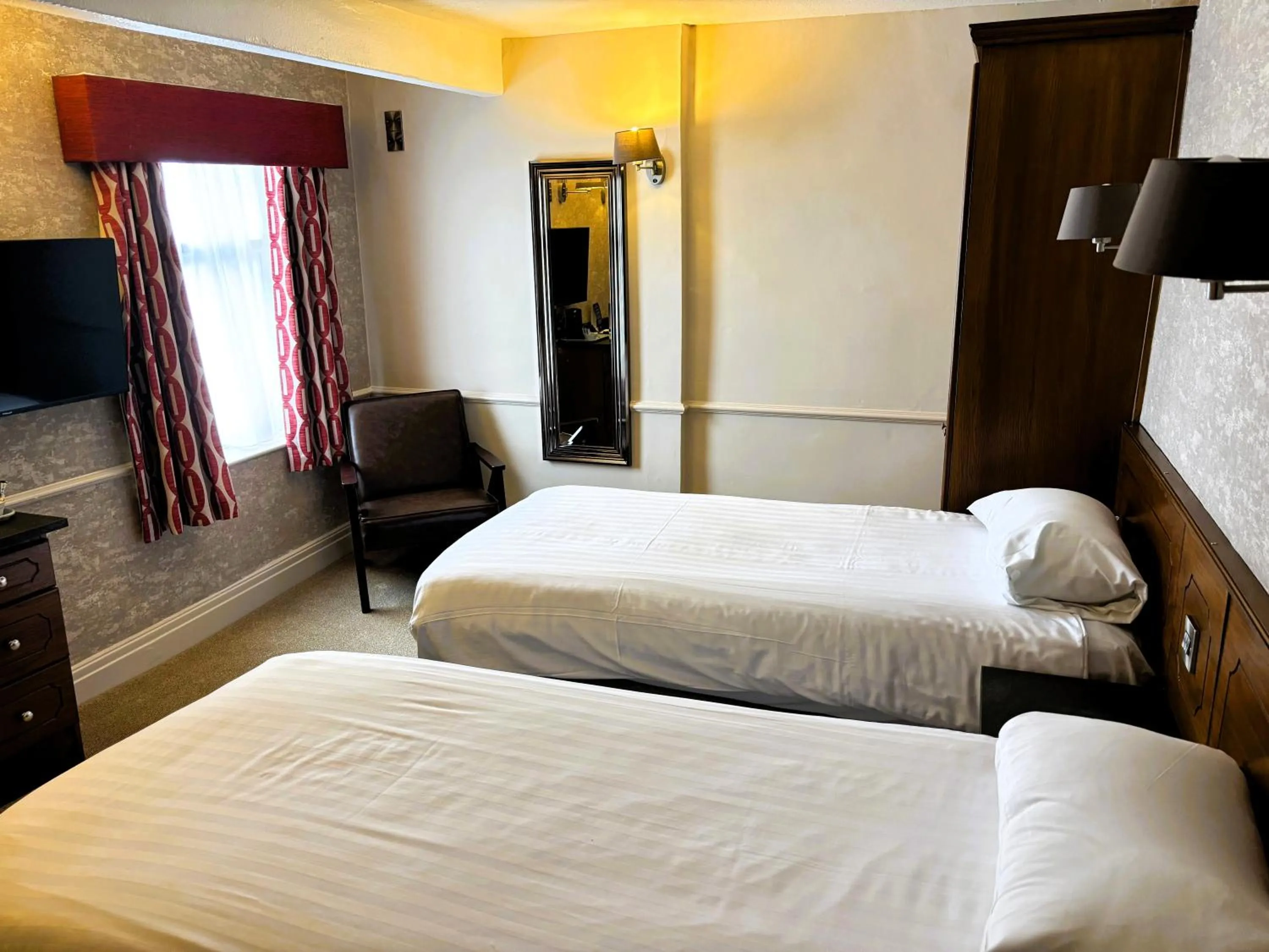 Bed in Claremont Hotel - All Inclusive!