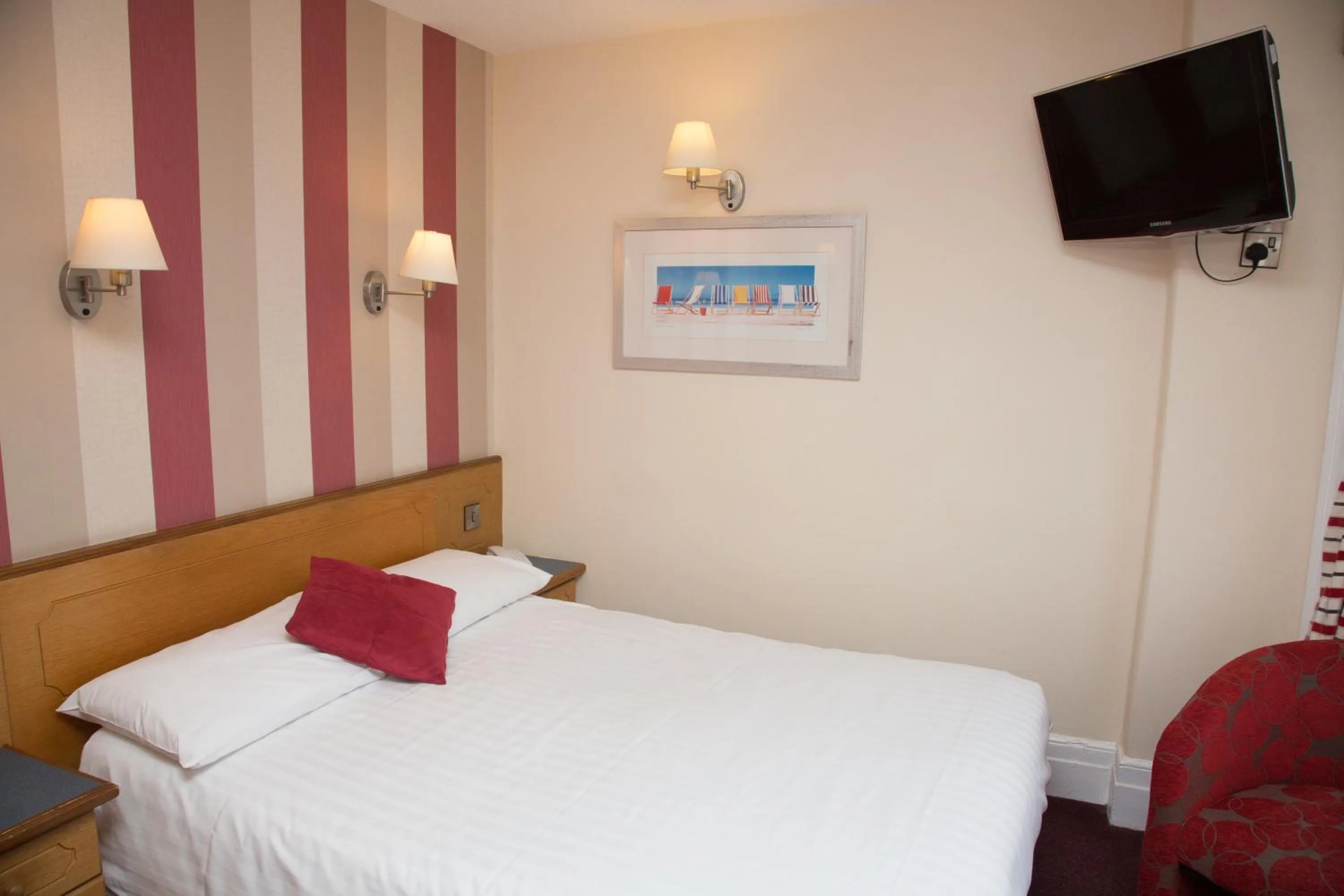 Bed in Claremont Hotel - All Inclusive!