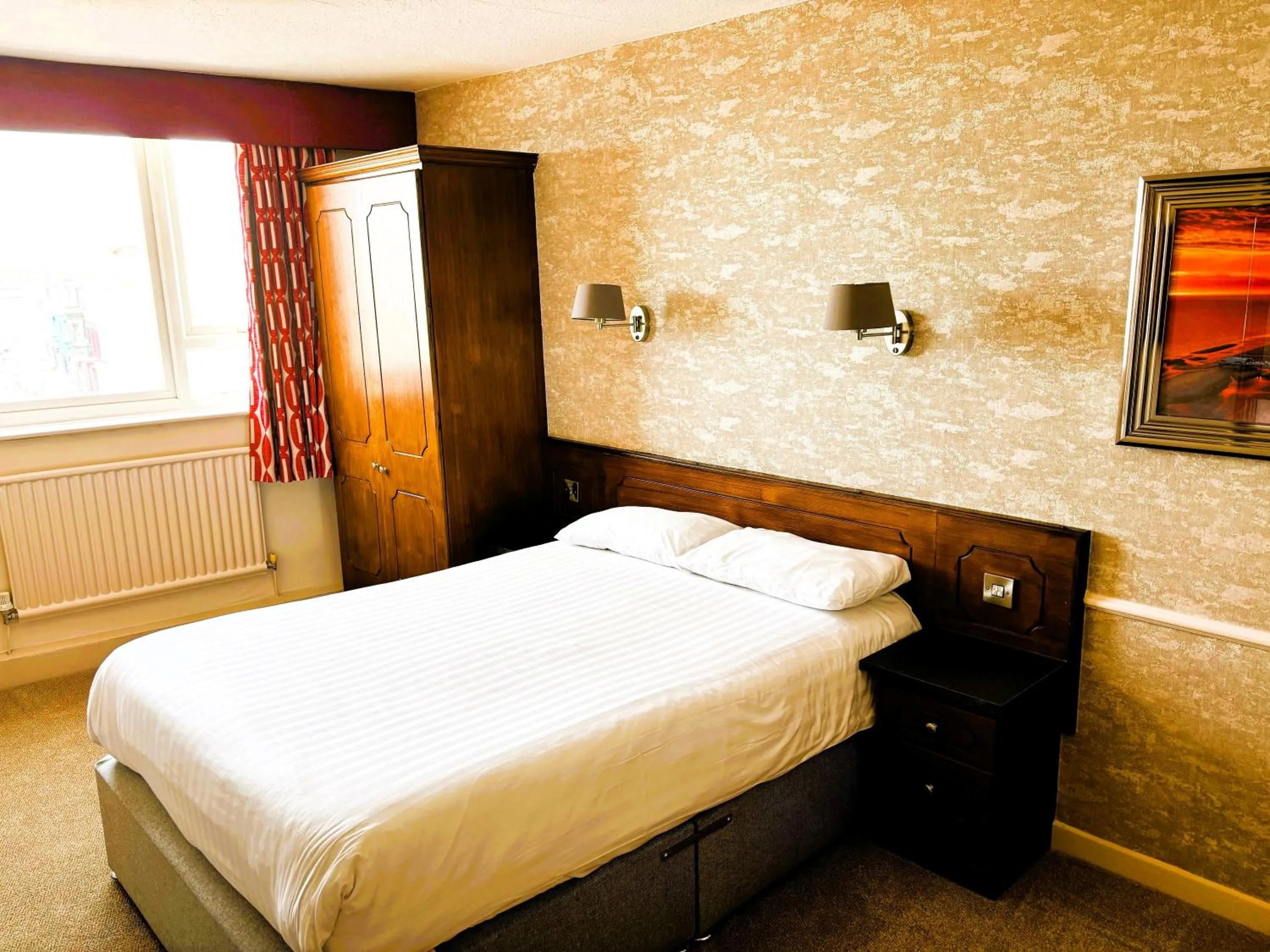 Bed in Claremont Hotel - All Inclusive!