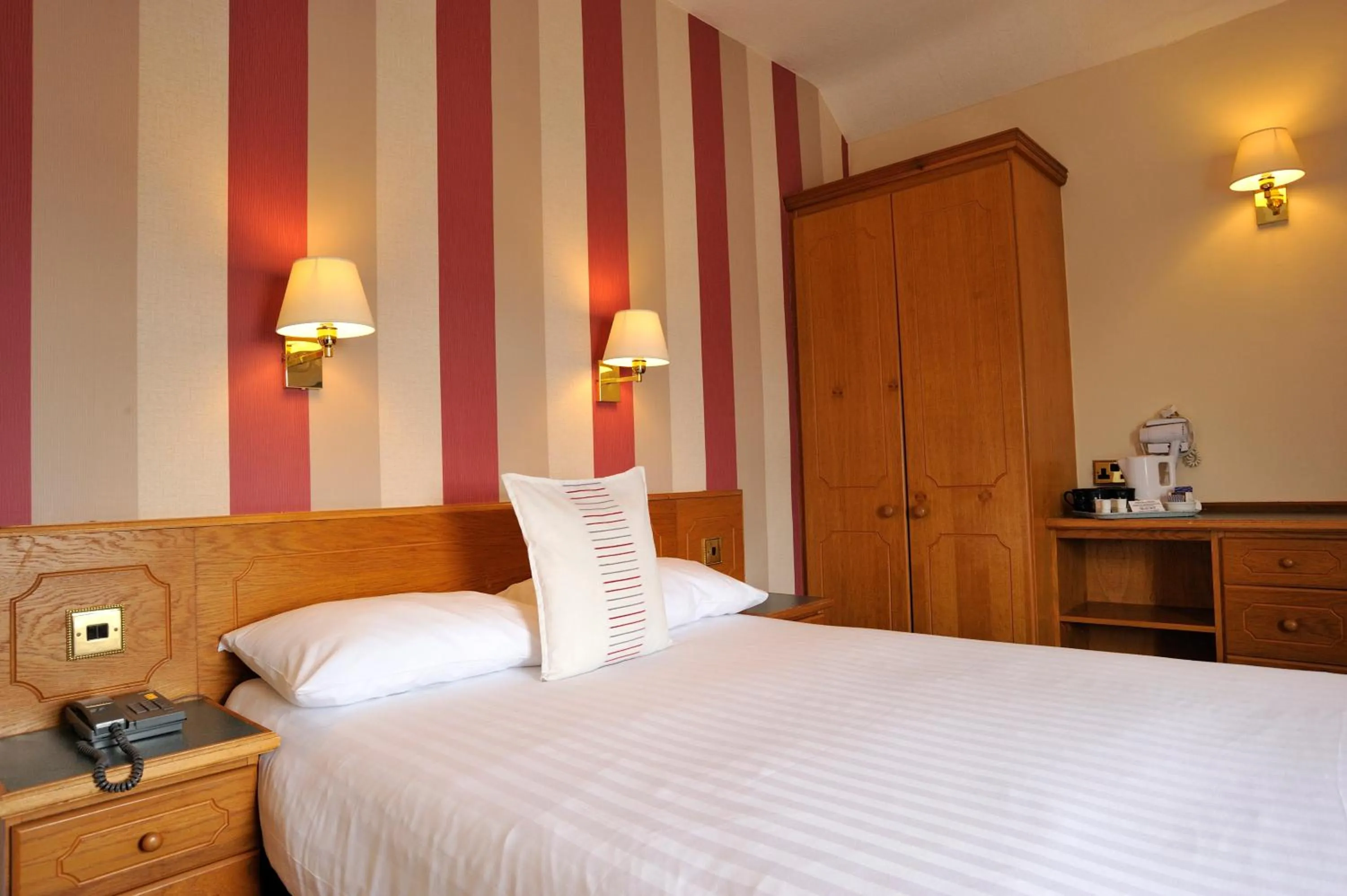 Bed in Claremont Hotel - All Inclusive!