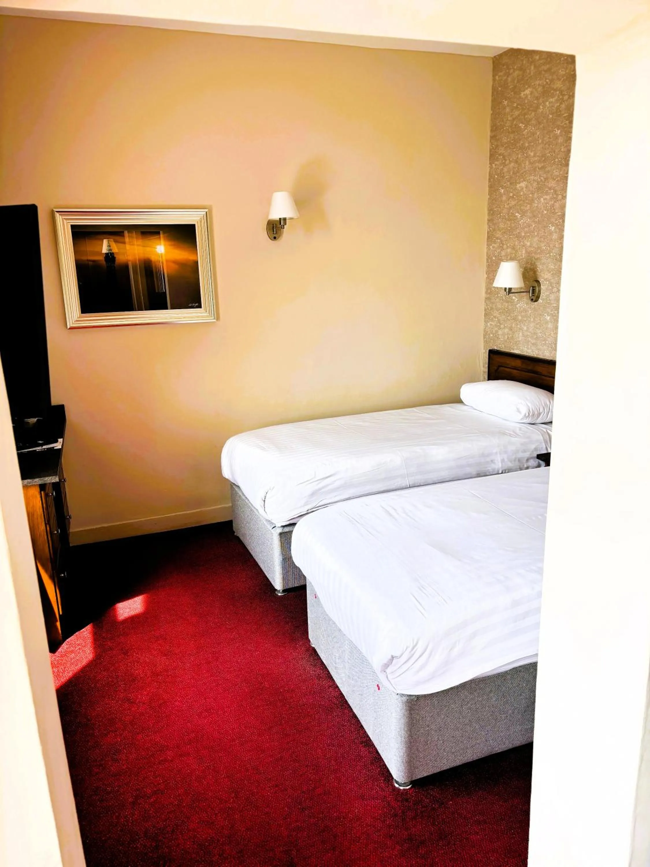 Bed in Claremont Hotel - All Inclusive!