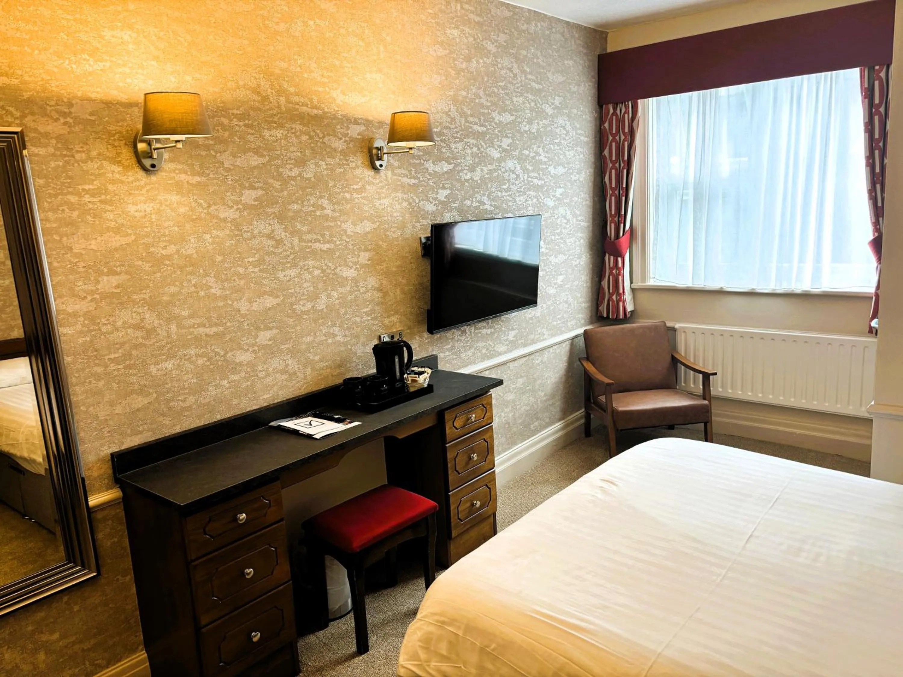 Bed in Claremont Hotel - All Inclusive!