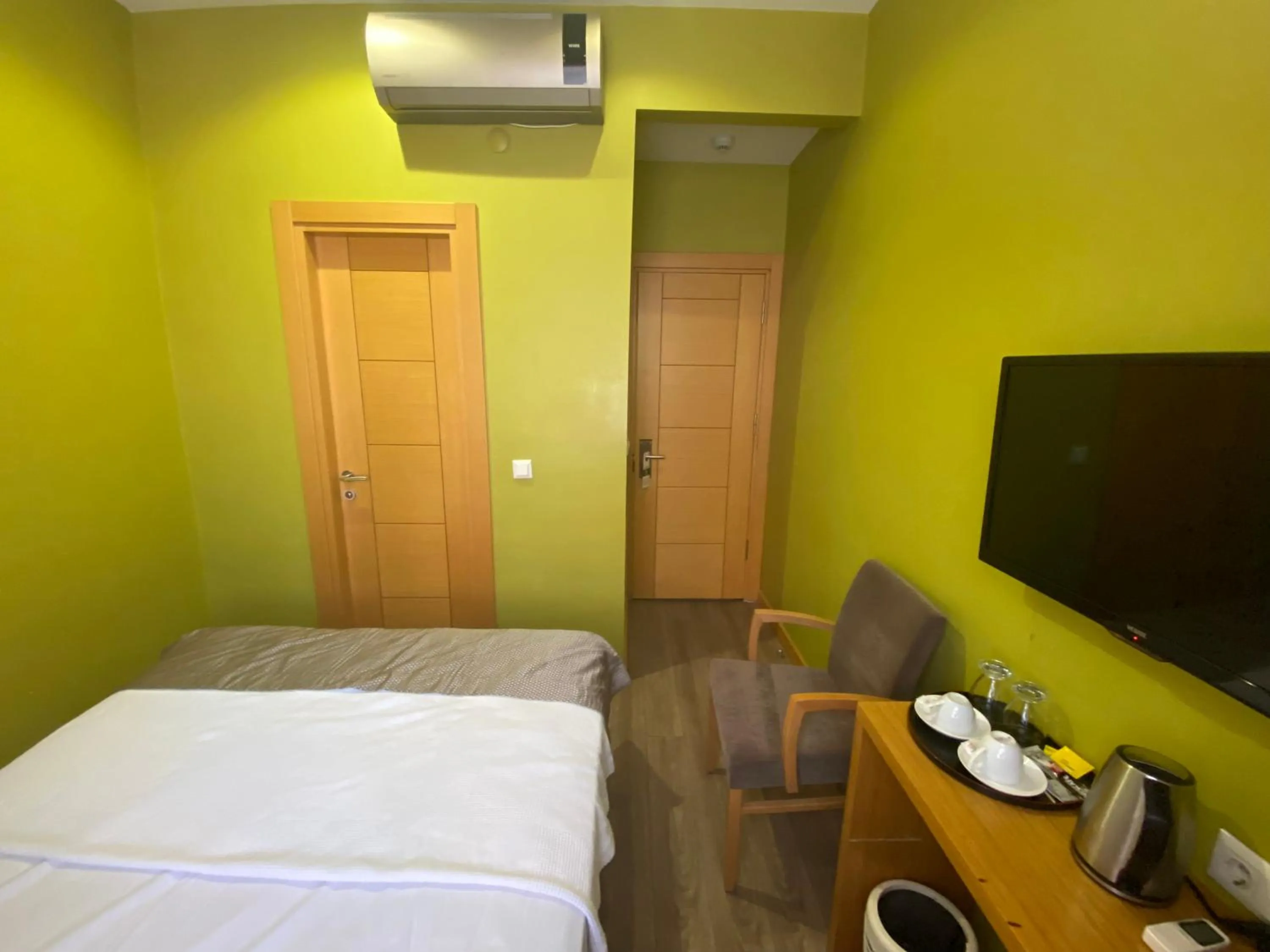 air conditioner, Bed in Bunkahaus