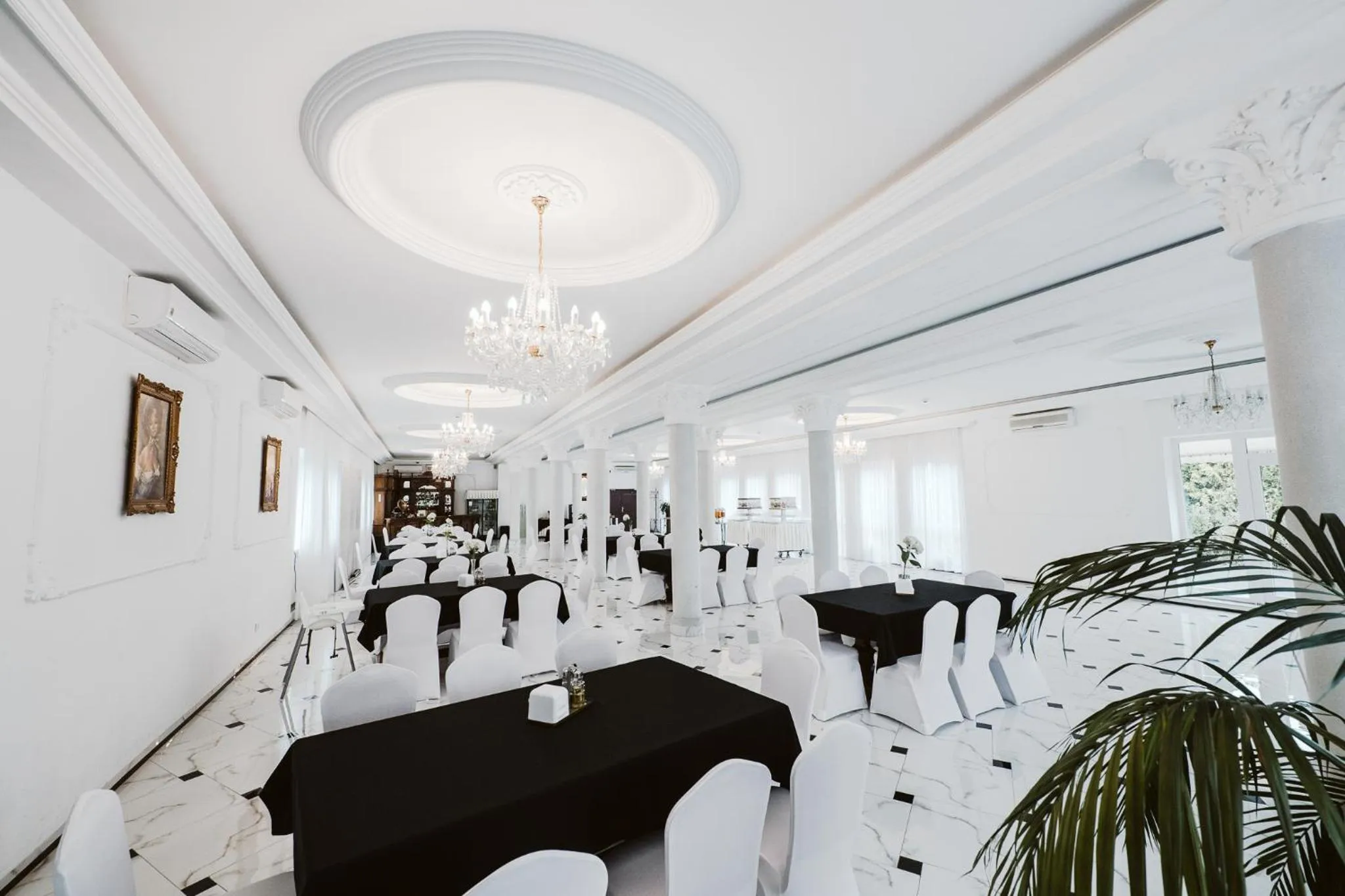 Restaurant/places to eat in Hotel Groman