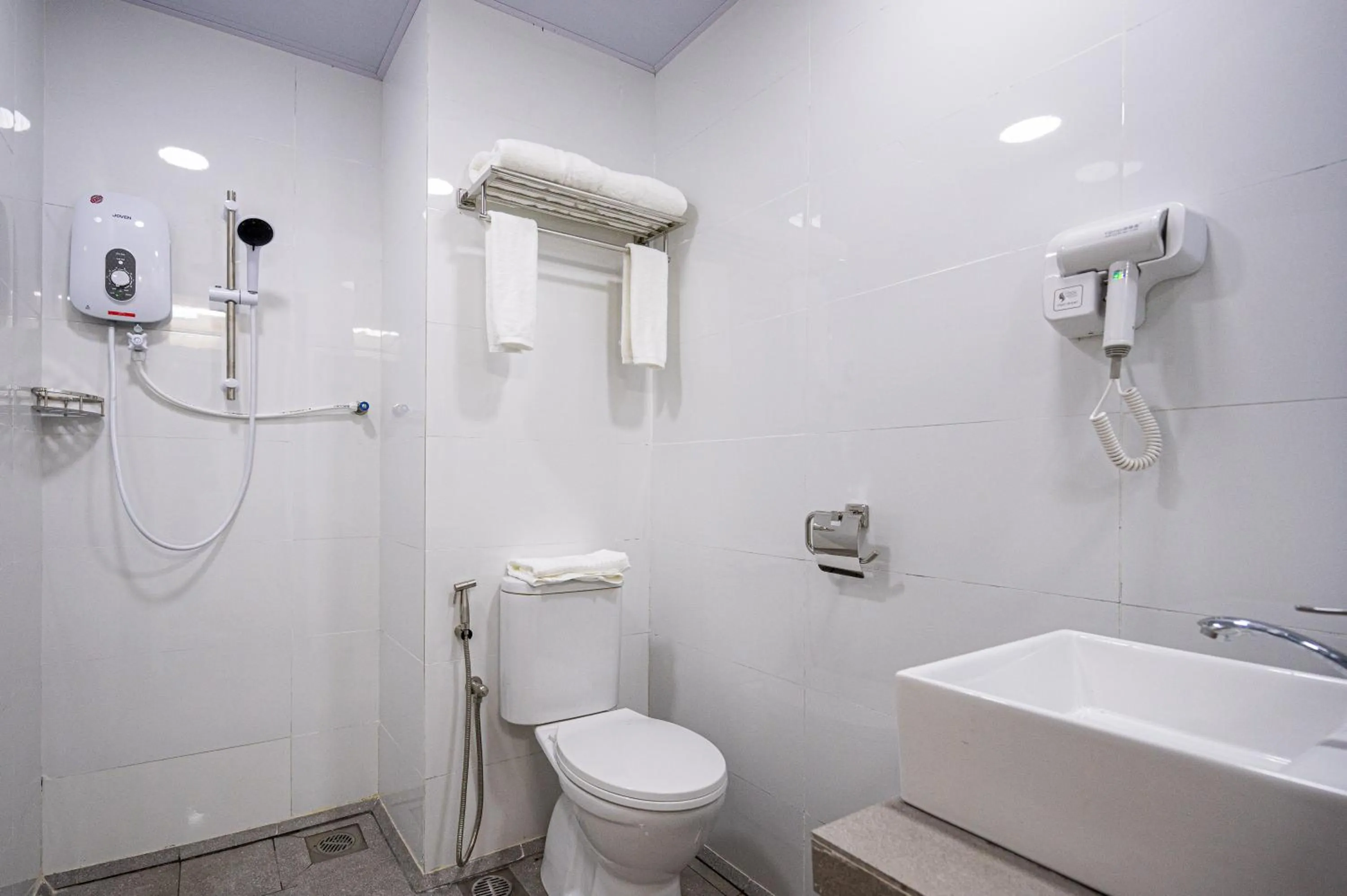 Shower in Semporna Garden Hotel