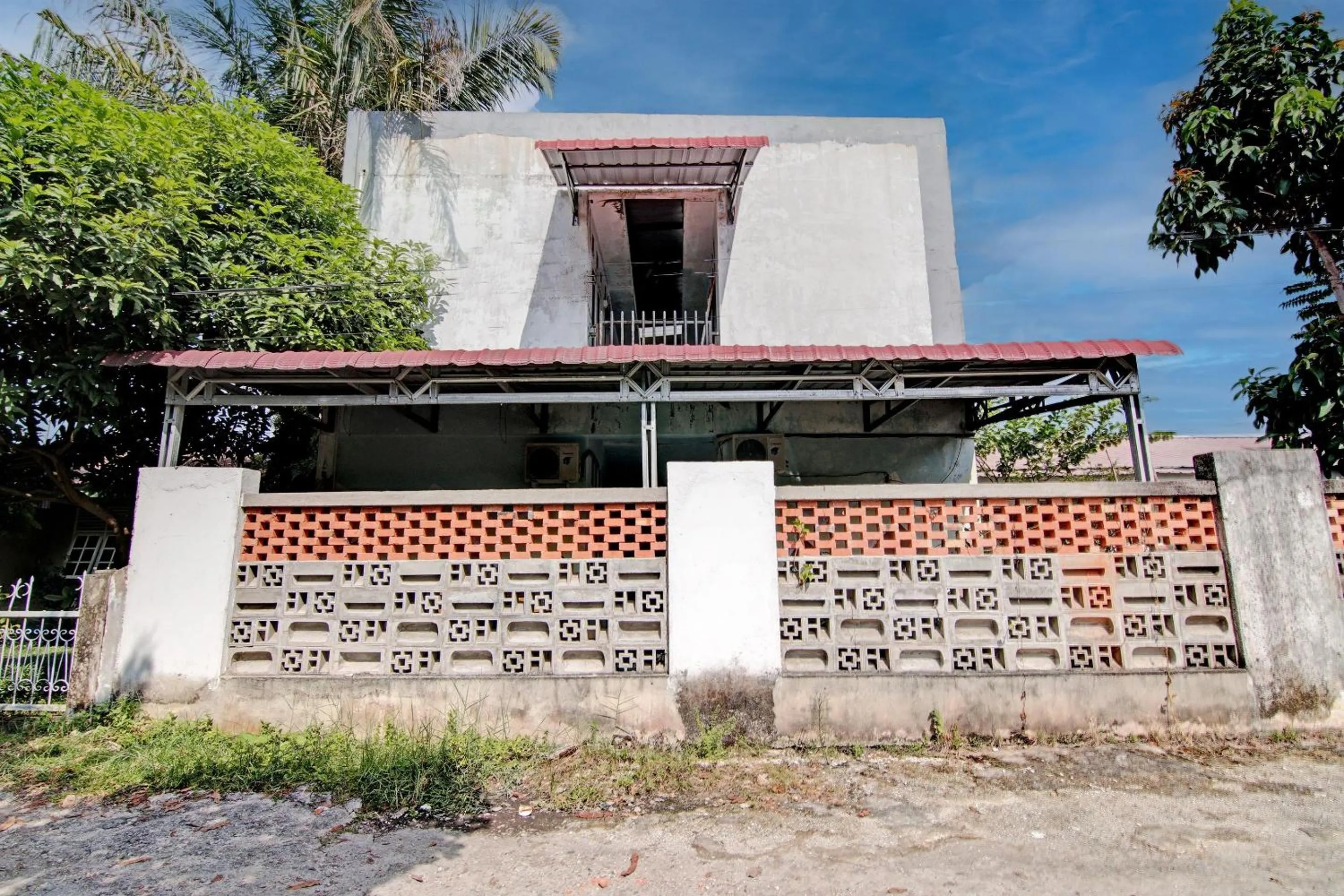 Facade/entrance in Hotel O Marvel House Syariah