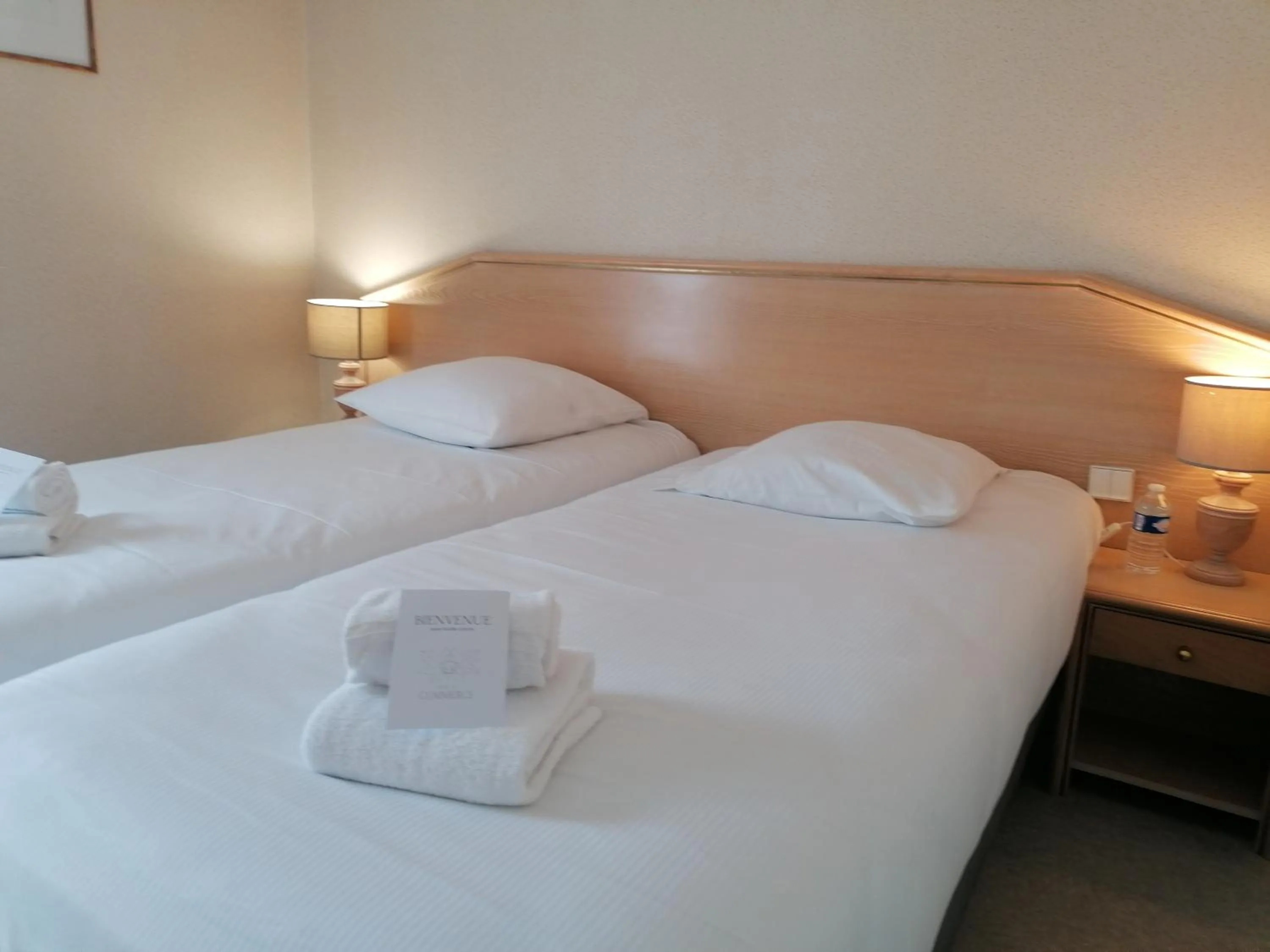 Bed in Hôtel Restaurant Bar du Commerce - KB HOTEL GROUP