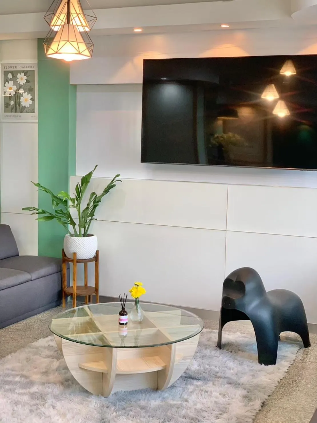 Communal lounge/ TV room in Marni BKK Hostel