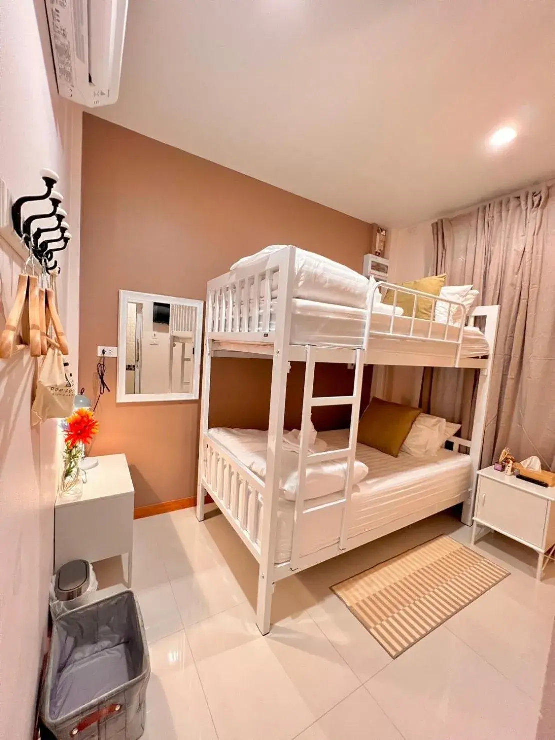 Economy Twin Room in Por poshtel Kanchanaburi Economy Twin Room in Por poshtel Kanchanaburi