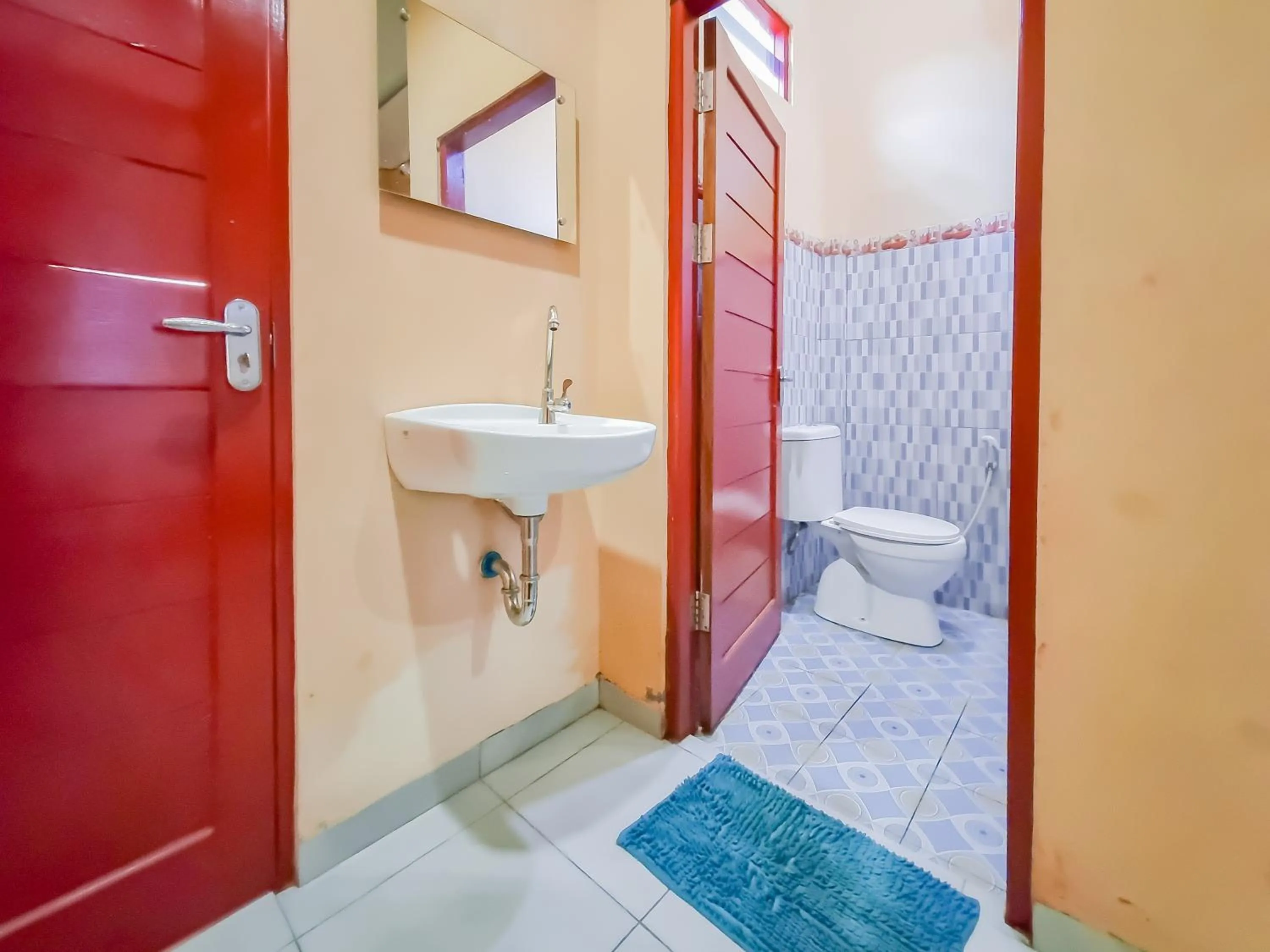 Bathroom in RedDoorz near Kantor Gubernur Kalimantan Tengah