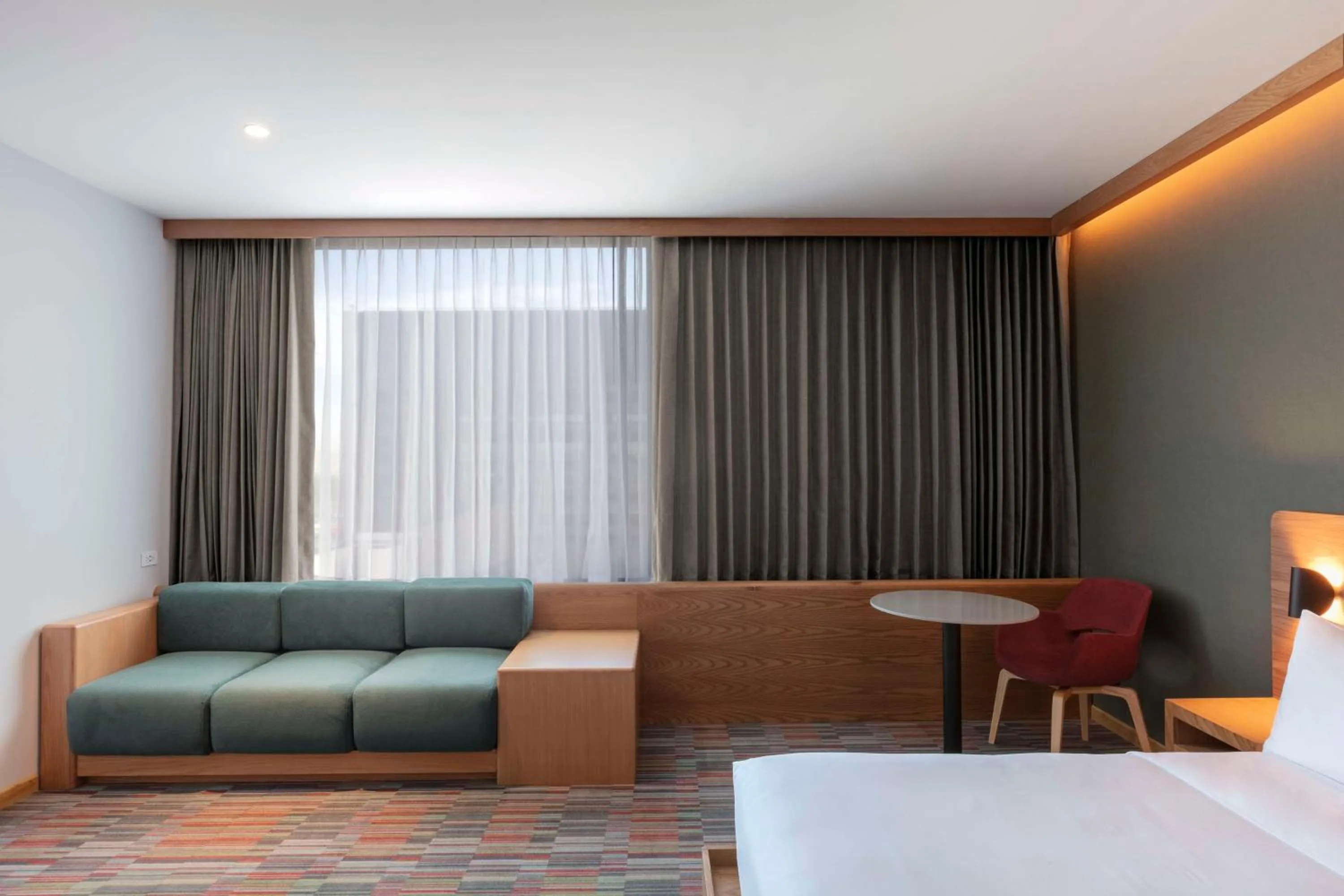 Living room, Bed in Hilton Garden Inn Guadalajara Airport