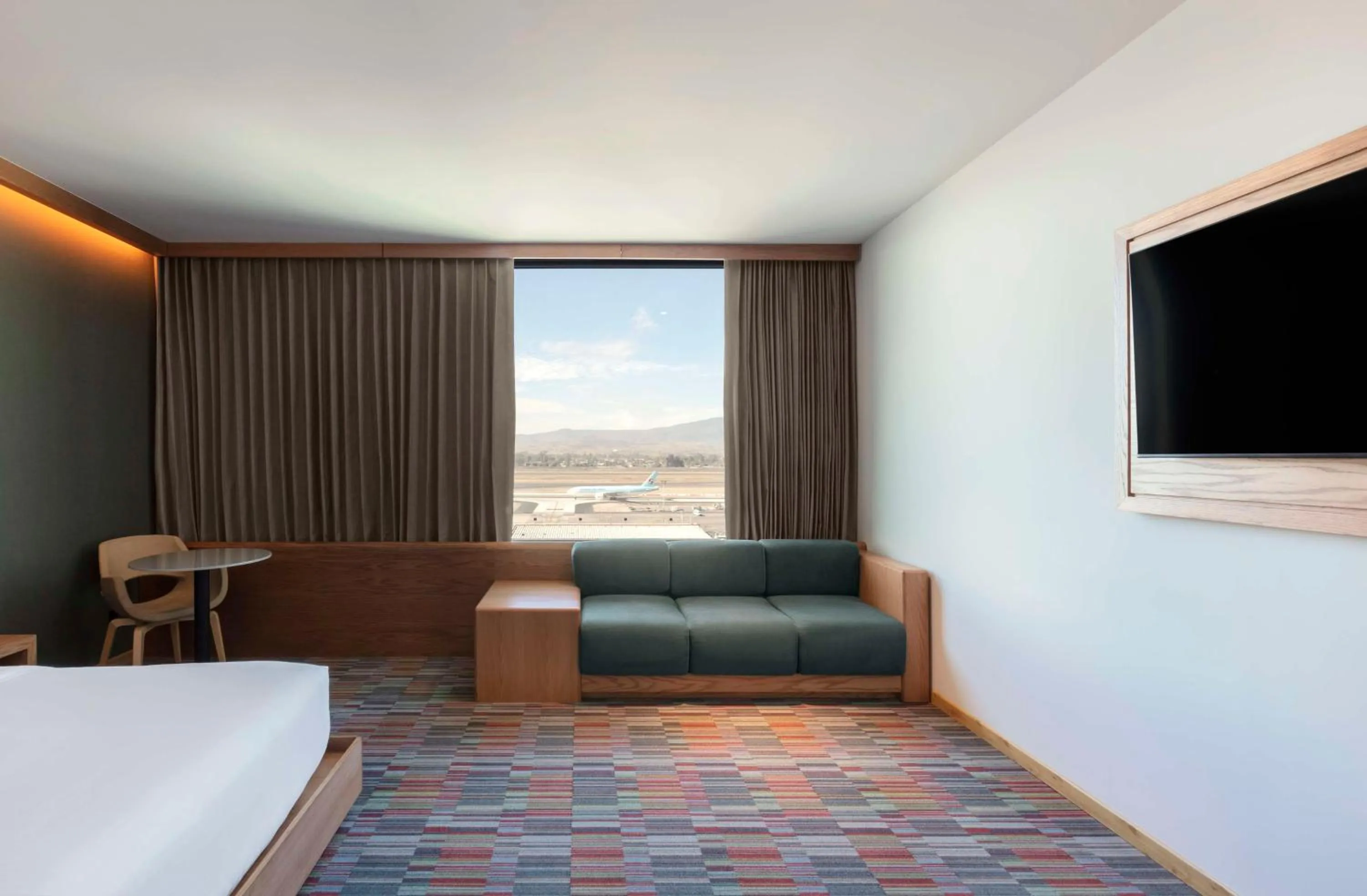 Living room, Bed in Hilton Garden Inn Guadalajara Airport