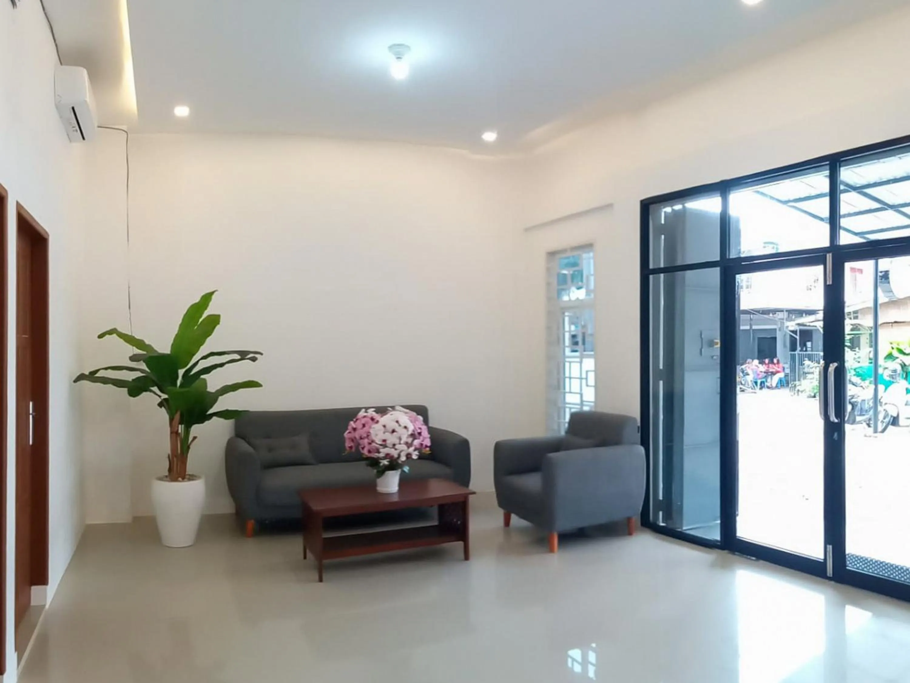 Seating area in RedDoorz near Stasiun Pematangsiantar