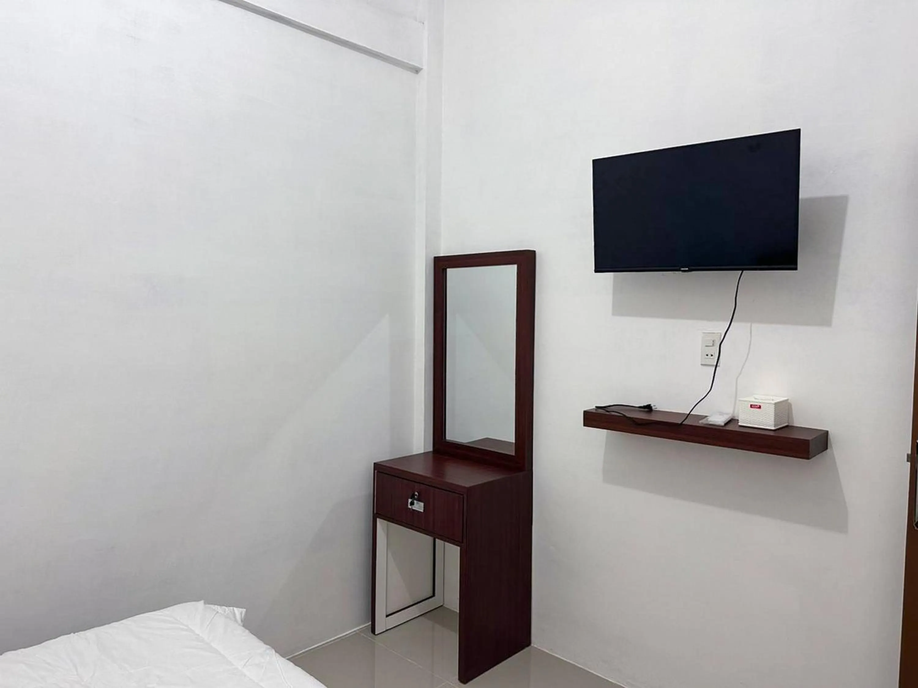 TV and multimedia, Bed in RedDoorz near Stasiun Pematangsiantar