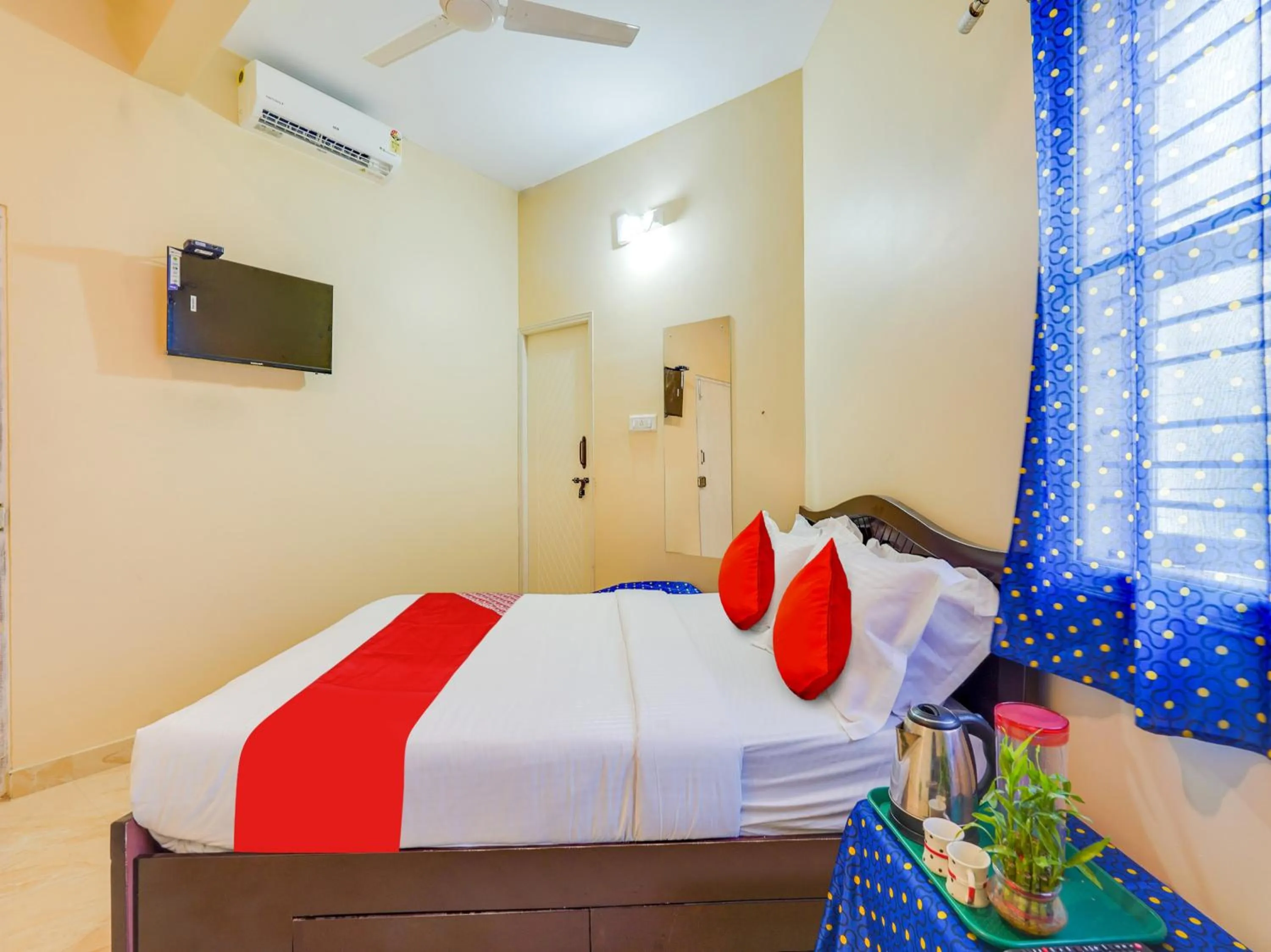 Bedroom in Hotel O SGR Residency