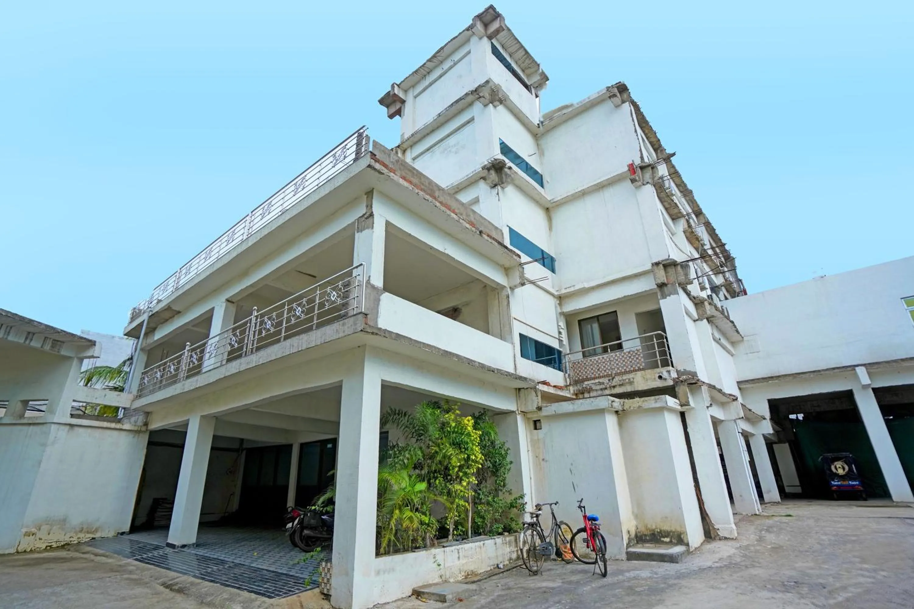 Facade/entrance in Hotel O SS Palace