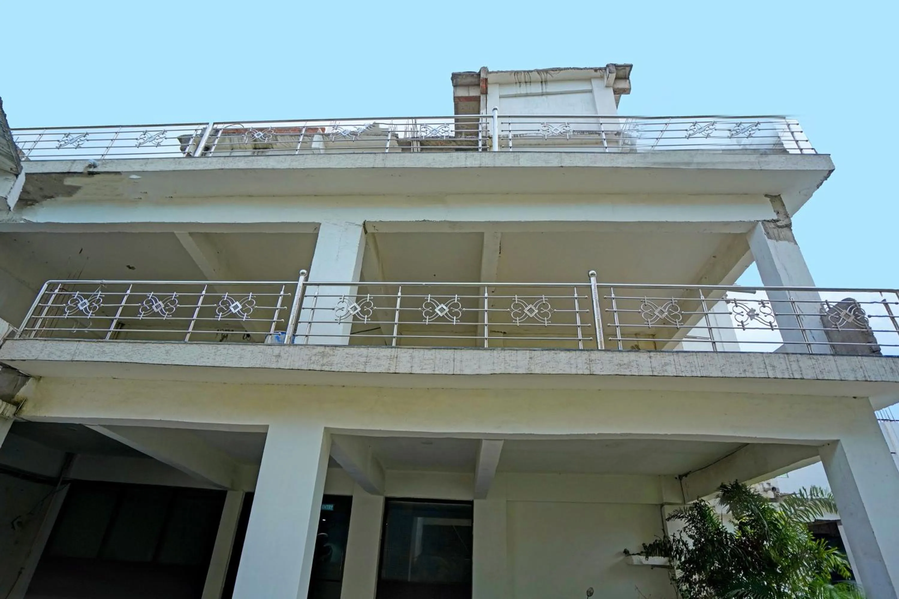 Facade/entrance in Hotel O SS Palace