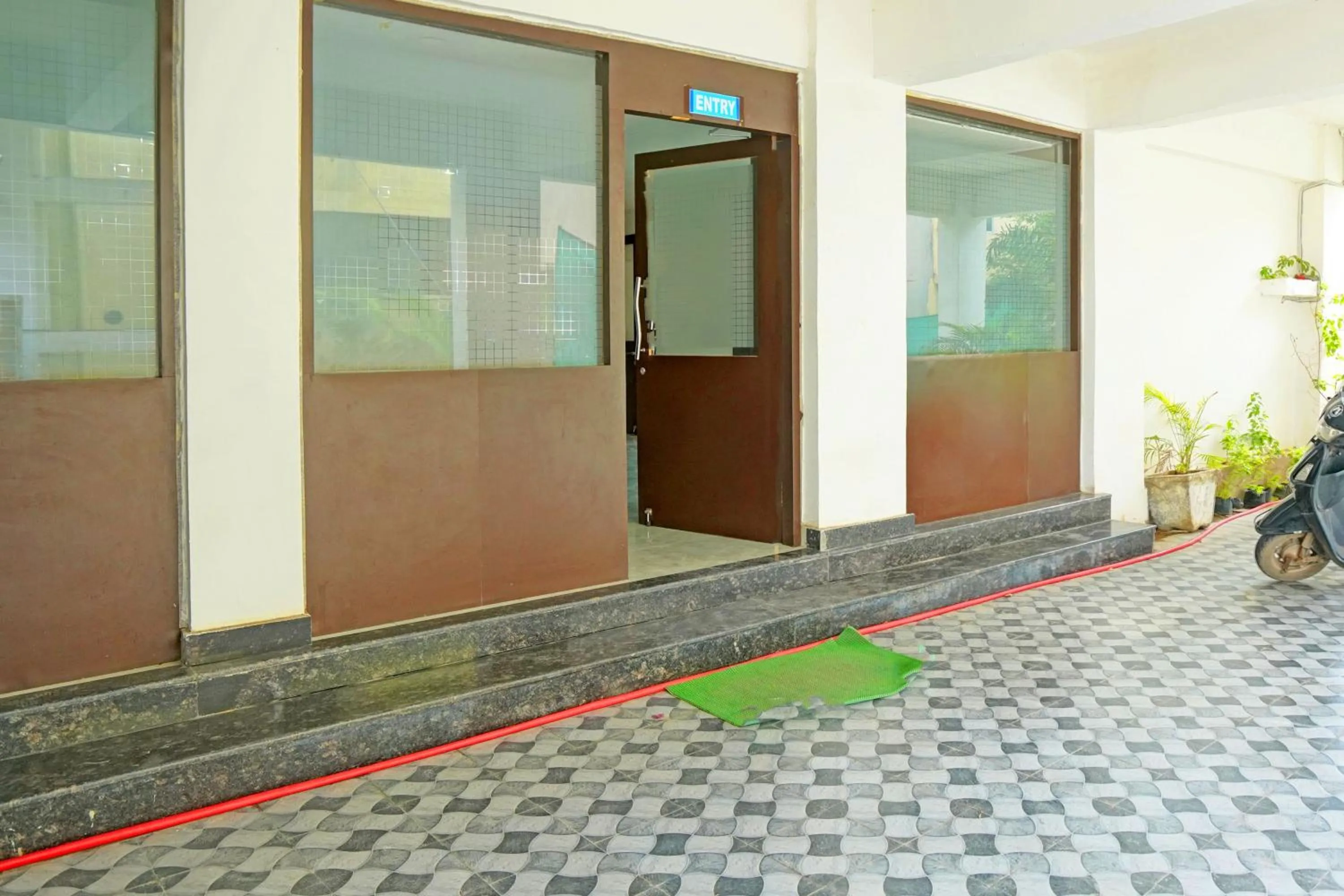 Facade/entrance in Hotel O SS Palace