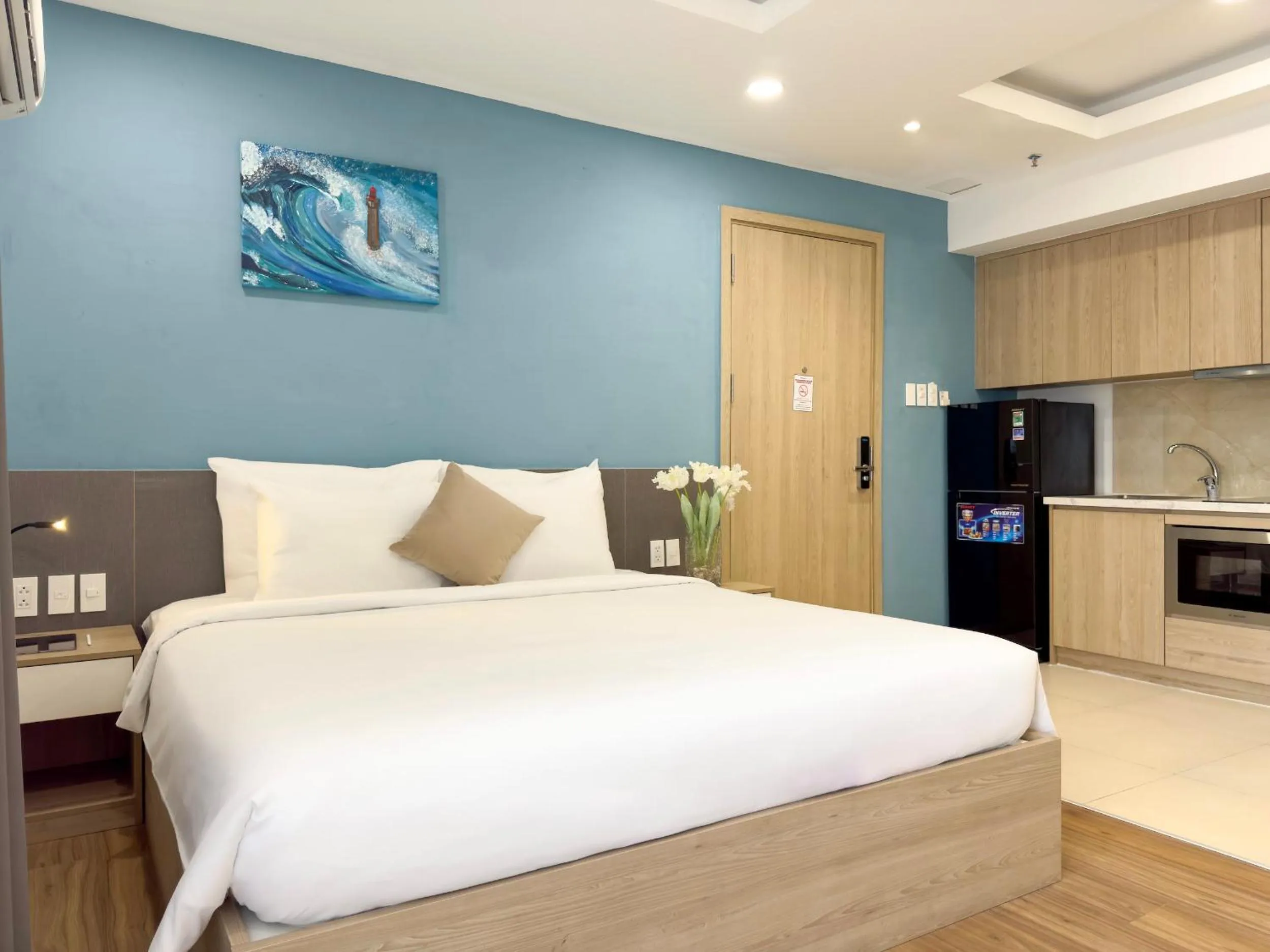 Photo of the whole room in Cityhouse - LightHouse SG