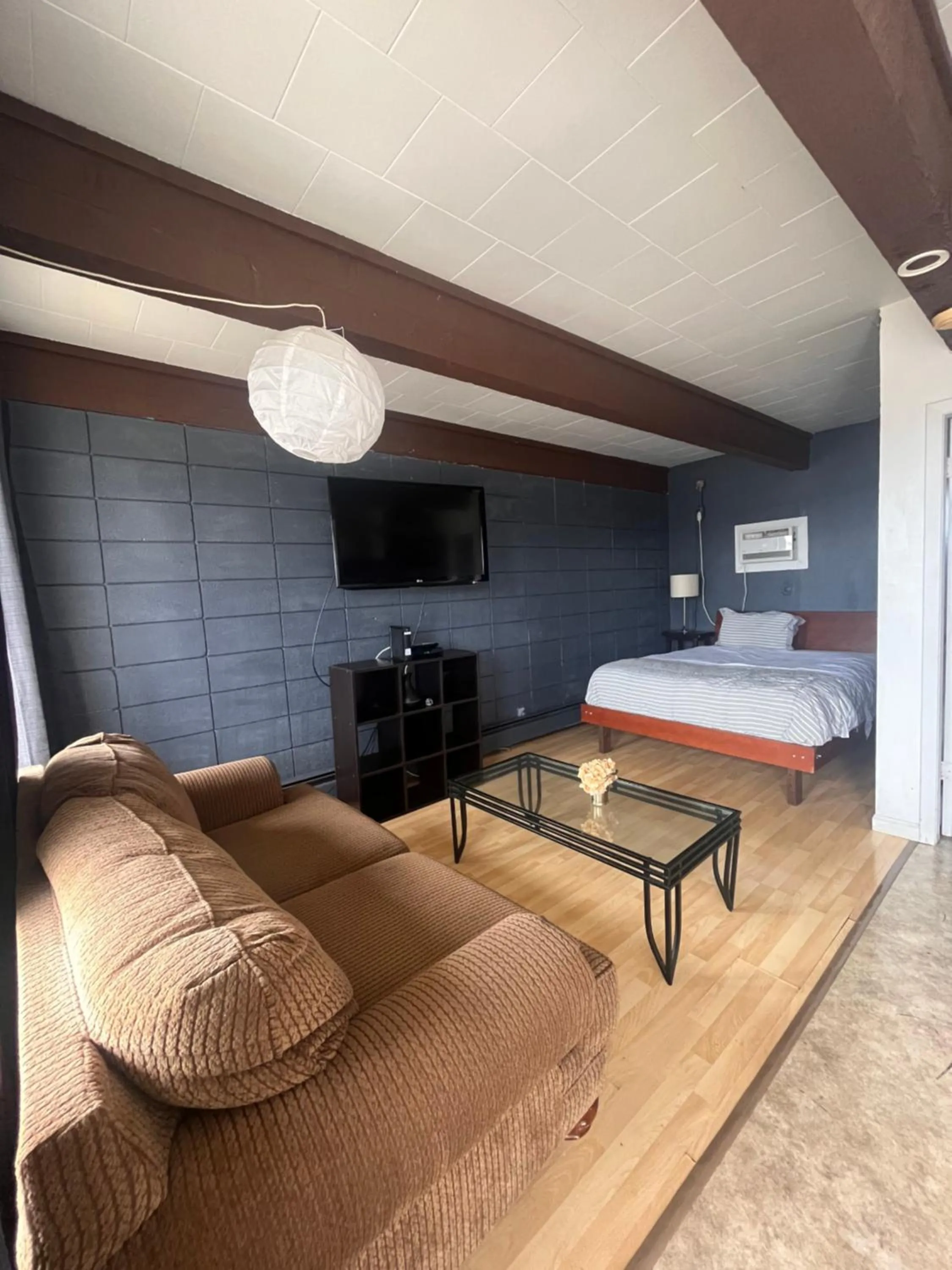 Bed in Caravan Motel