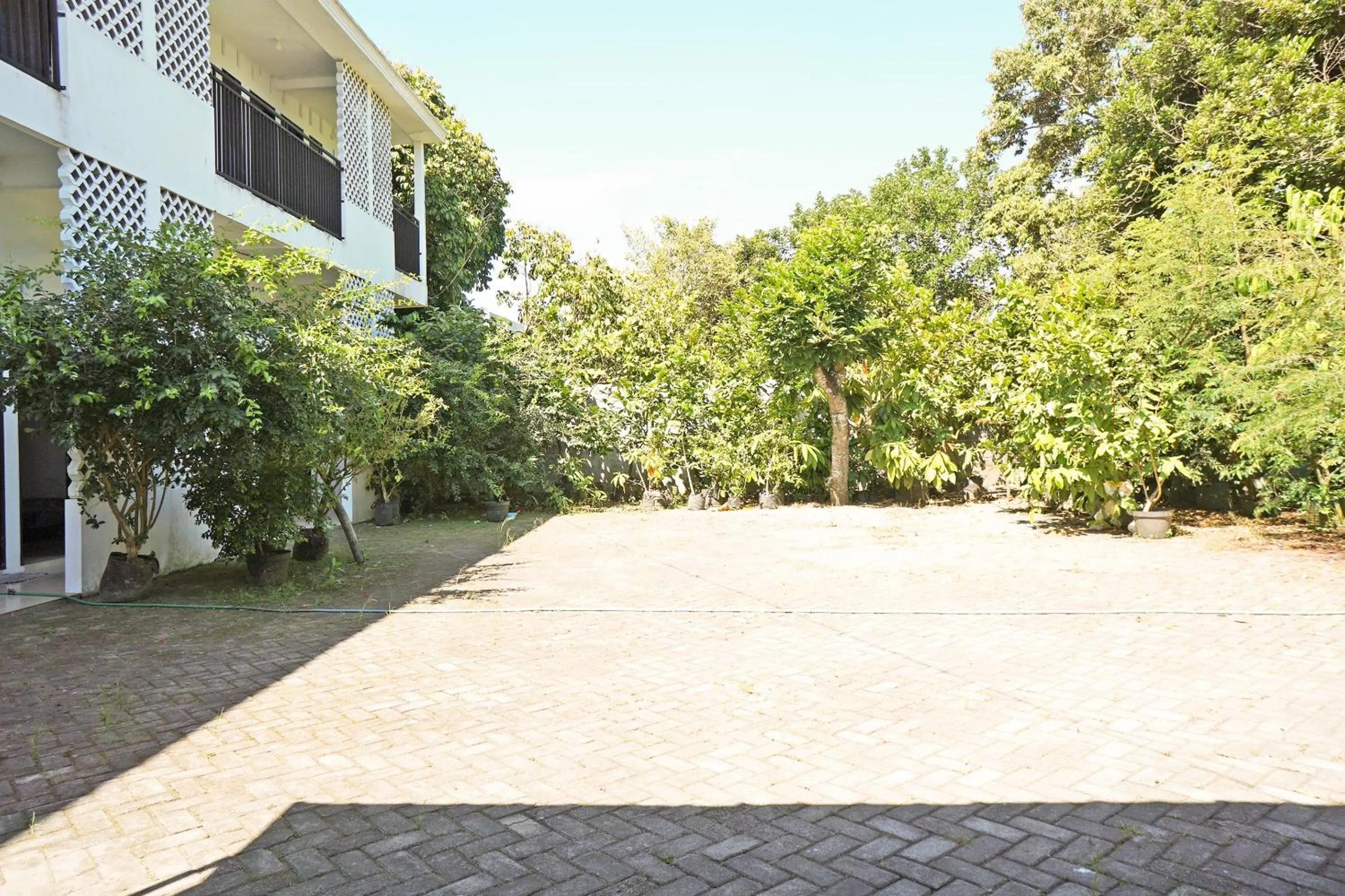 Facade/entrance in Hotel O Kost Putih Syariah