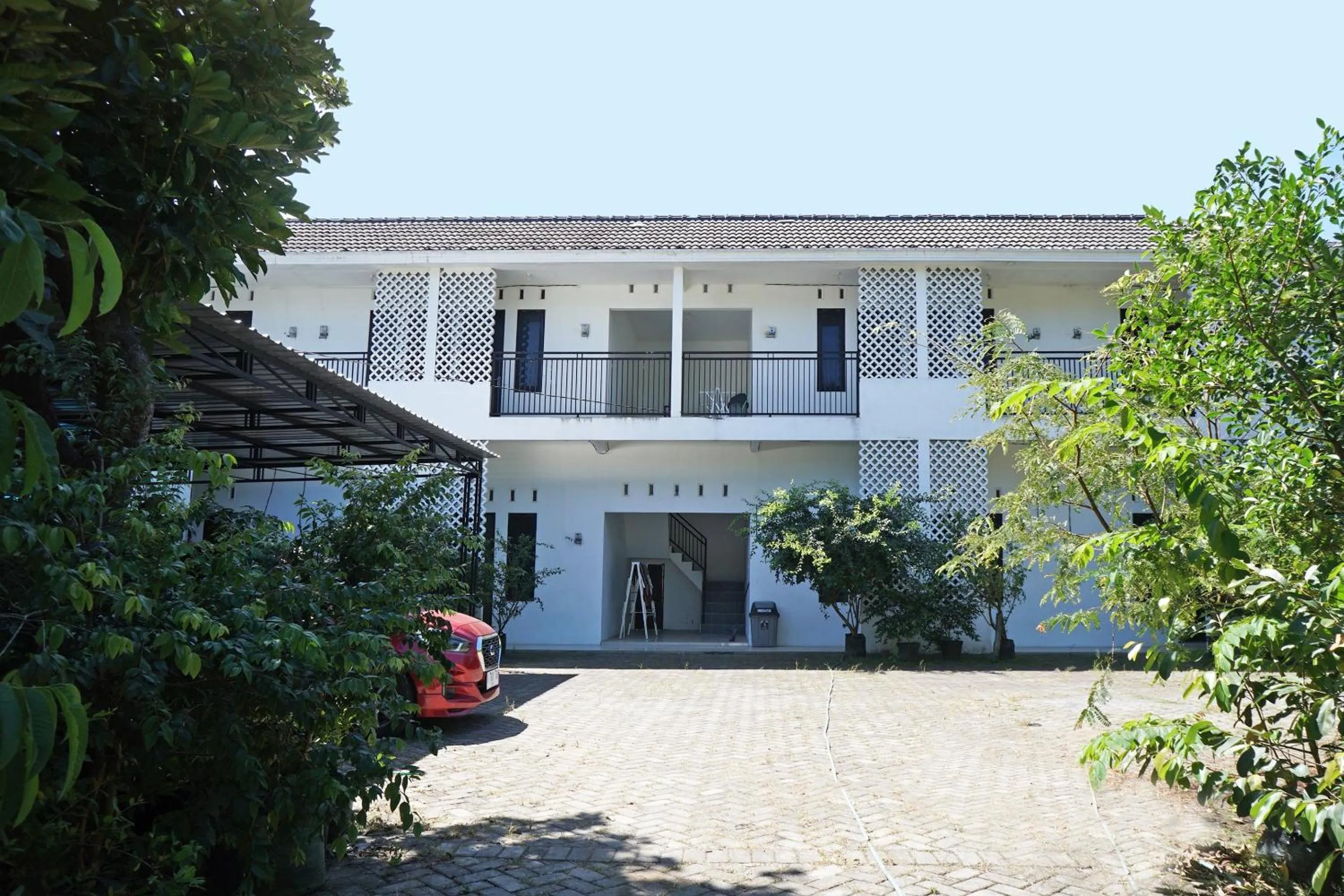 Facade/entrance in Hotel O Kost Putih Syariah