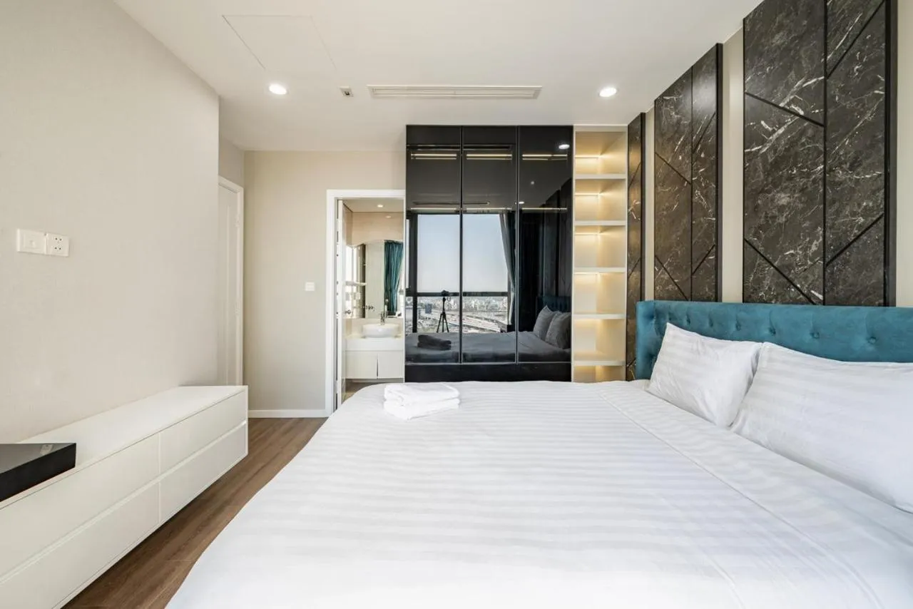 View (from property/room), Bed in LANDMARK 81 CONDOTEL CBD in HCMC