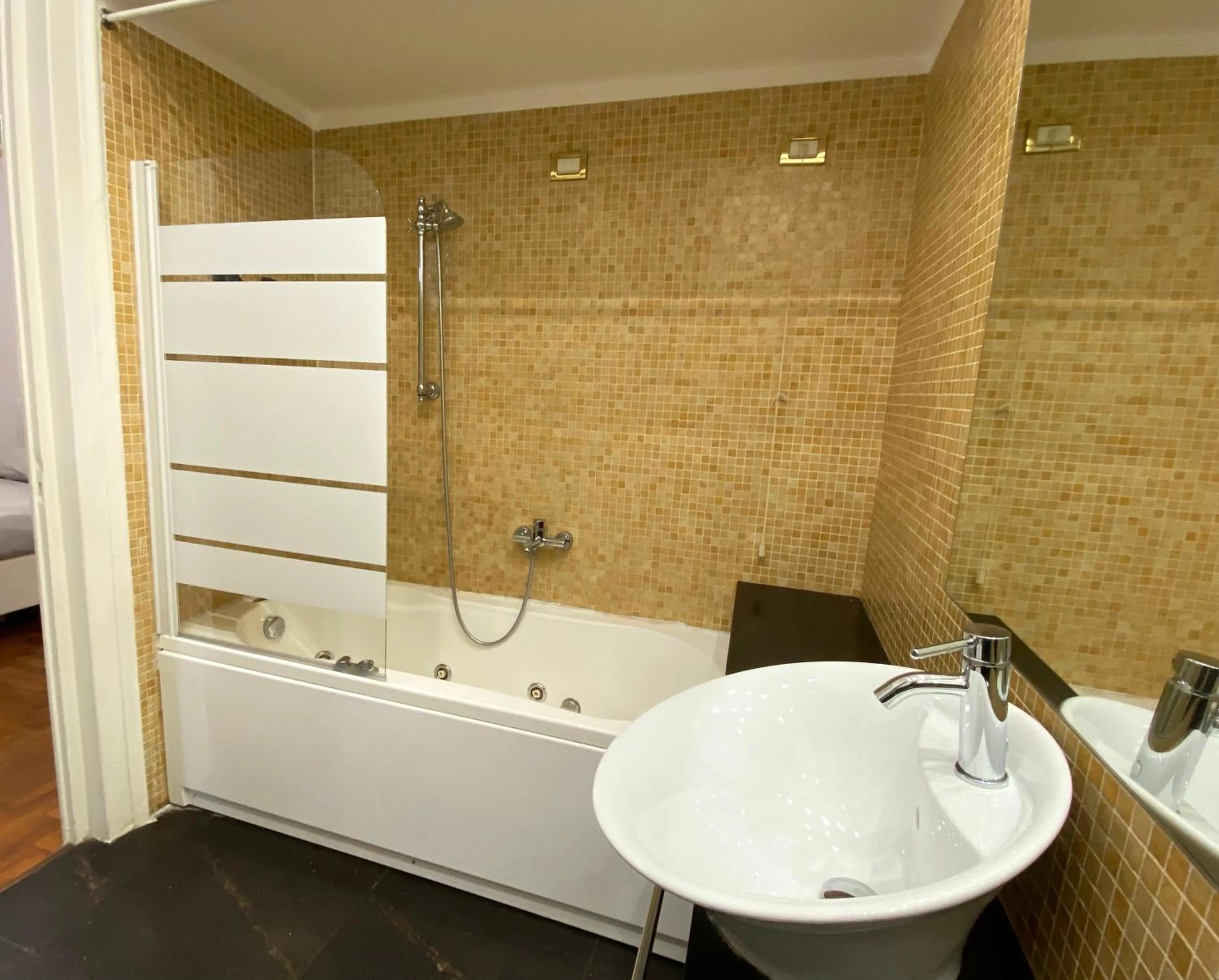 Bathroom in Kamaffari Central Apartment