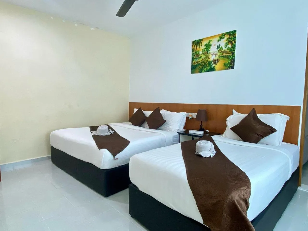 Photo of the whole room, Bed in Chenang Inn