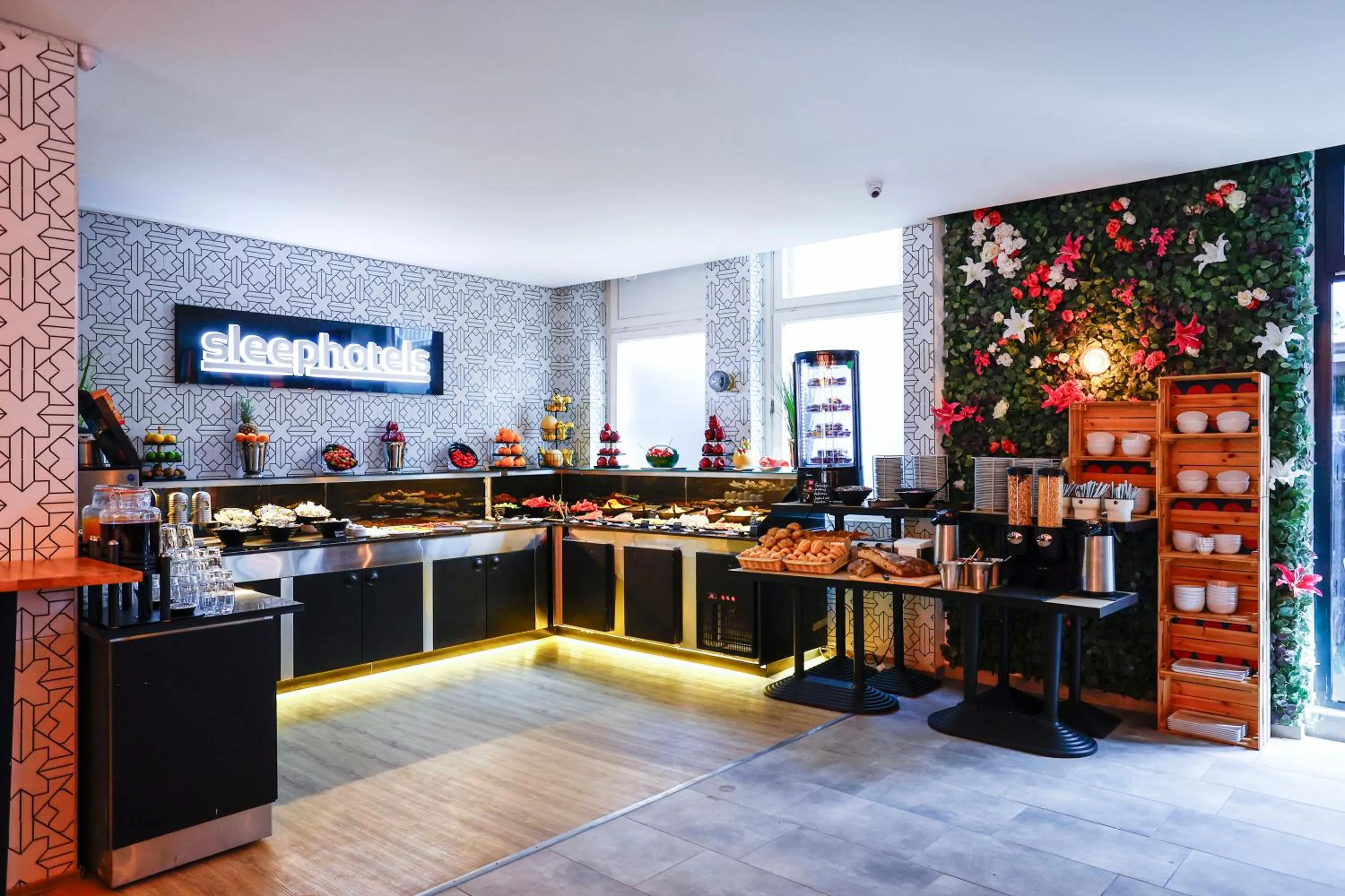 Restaurant/places to eat in Sleephotels Cosmos