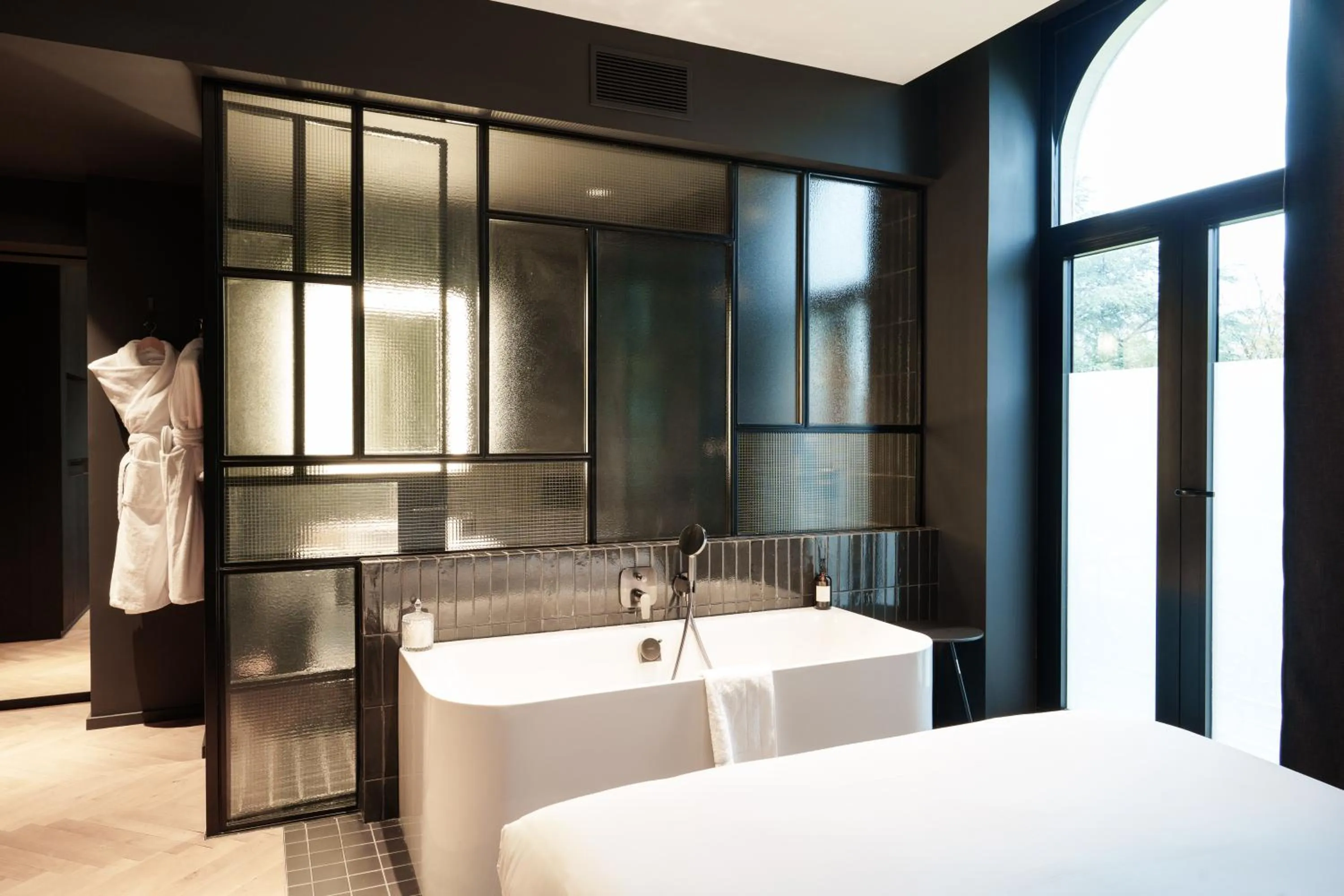 Bath, Bed in Bienheureux Hôtel & Restaurant