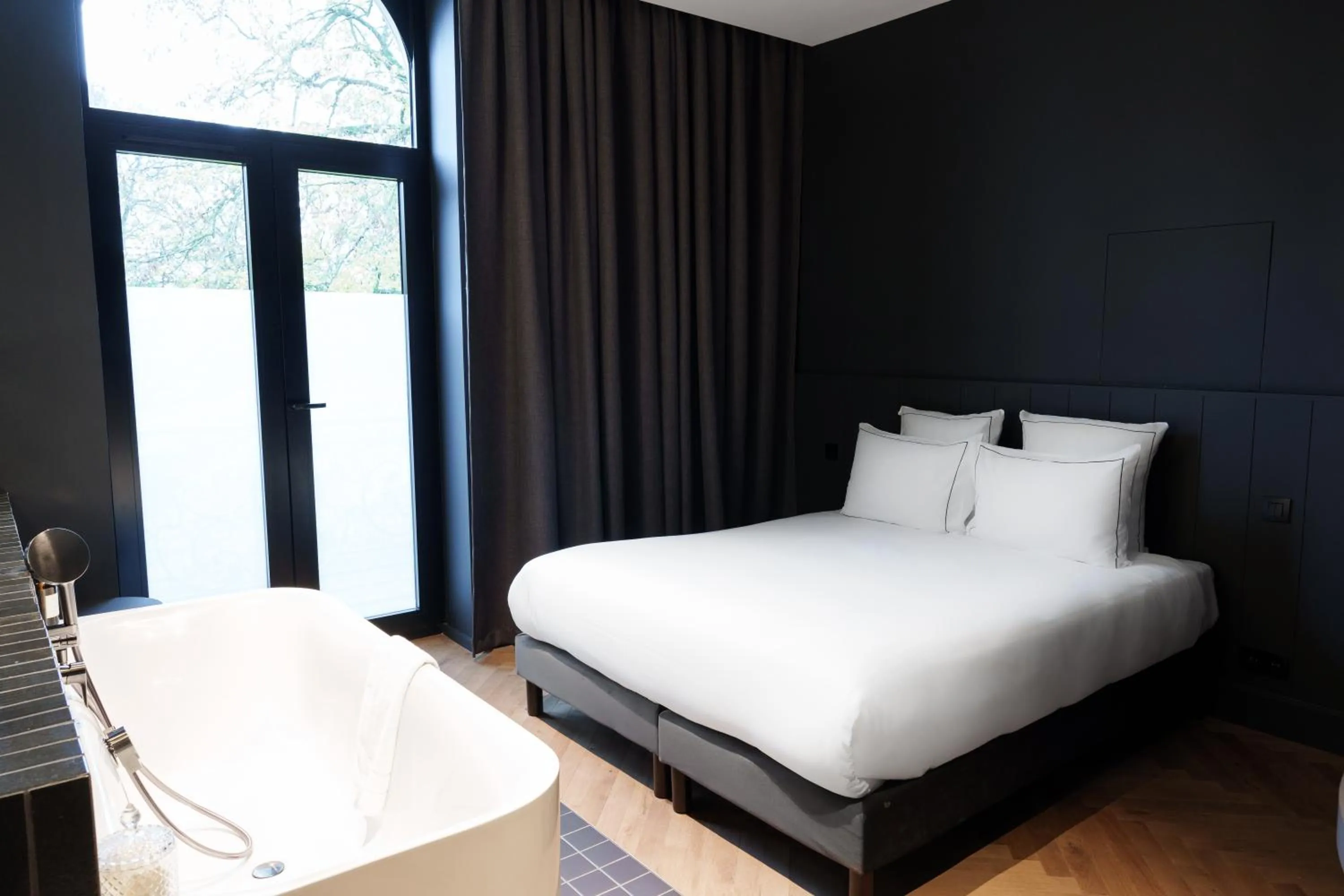 Bed in Bienheureux Hôtel & Restaurant