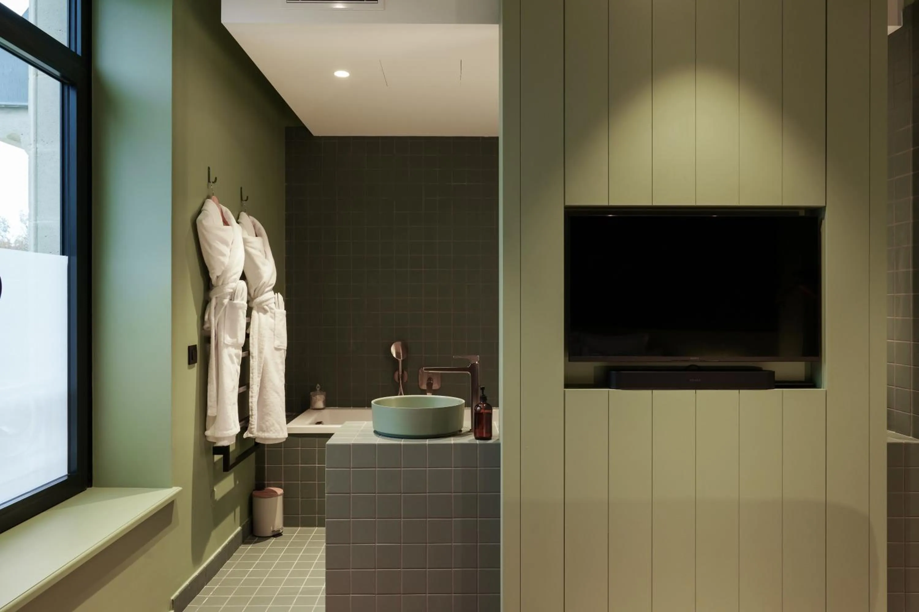 TV and multimedia in Bienheureux Hôtel & Restaurant