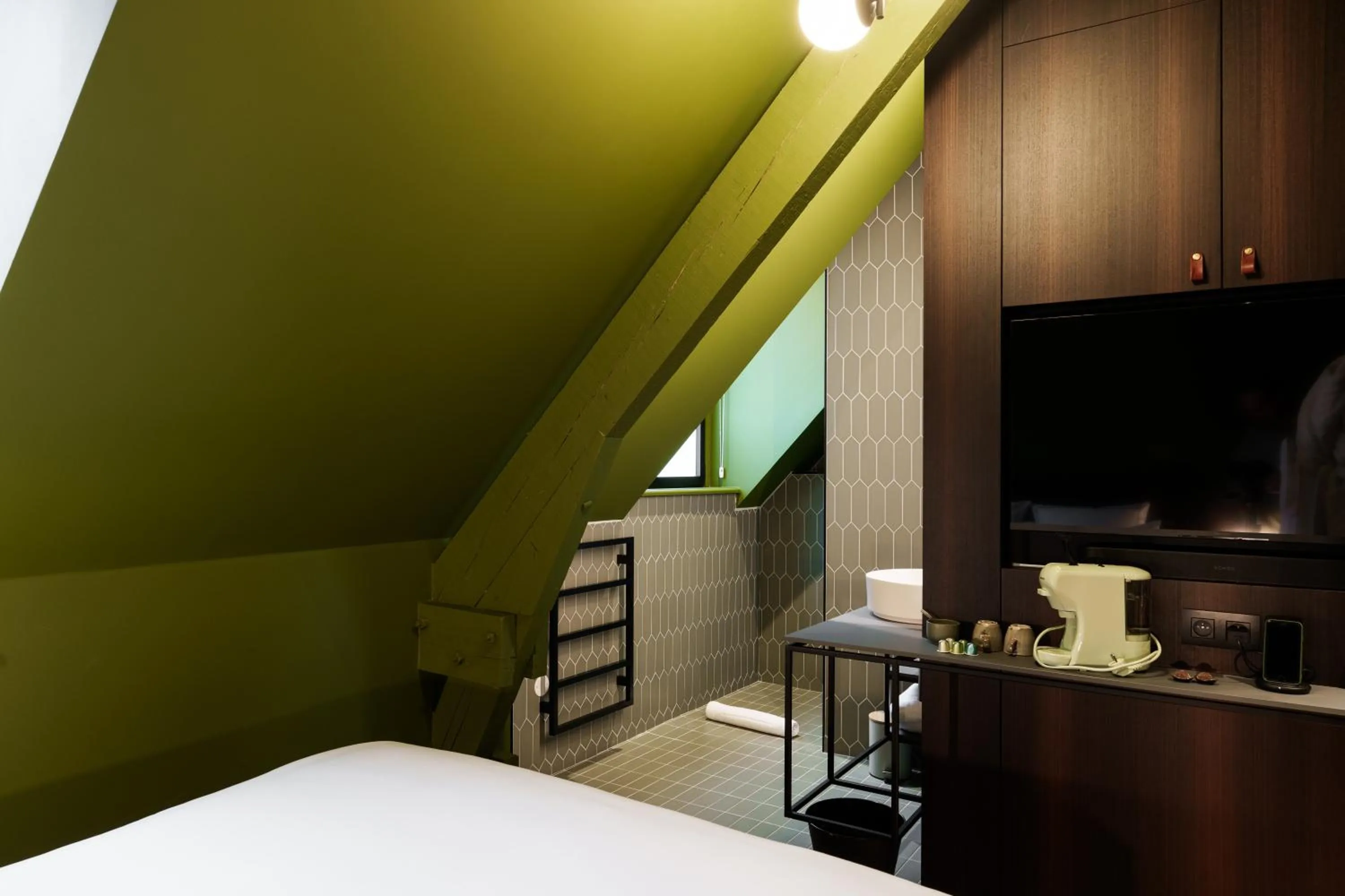 TV and multimedia, Bed in Bienheureux Hôtel & Restaurant