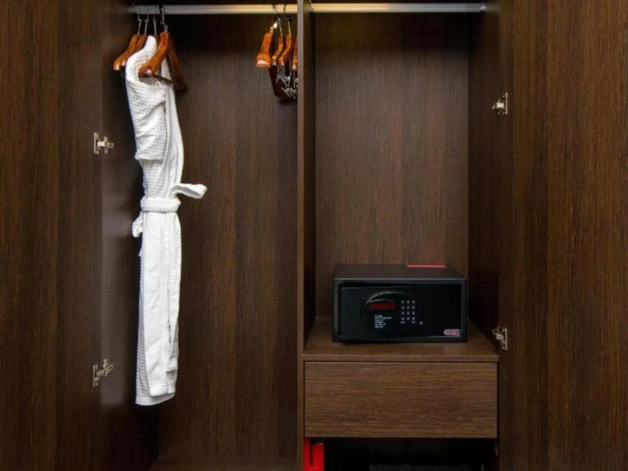 wardrobe in Best Western Elyon Colombo