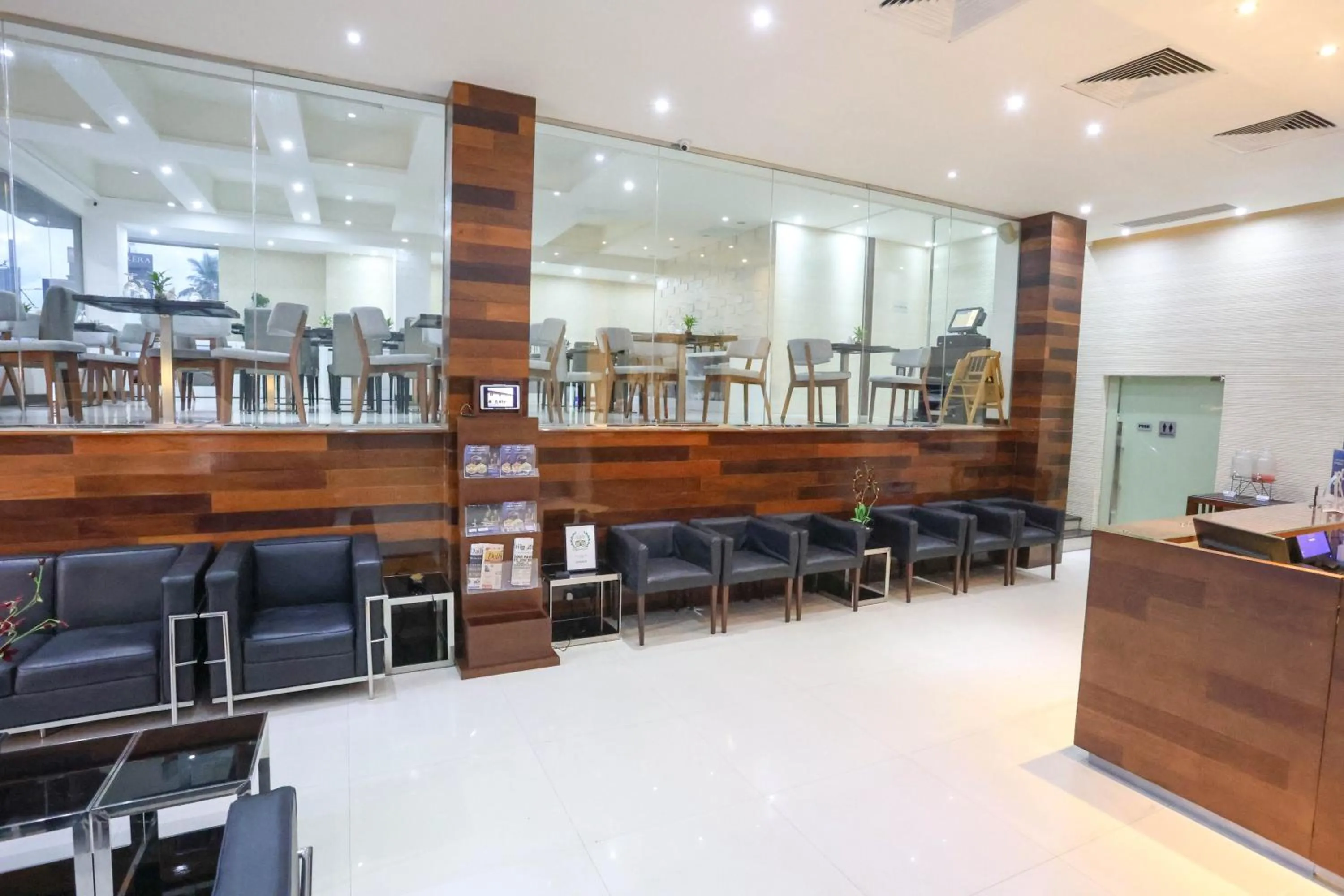 Lobby or reception in Best Western Elyon Colombo