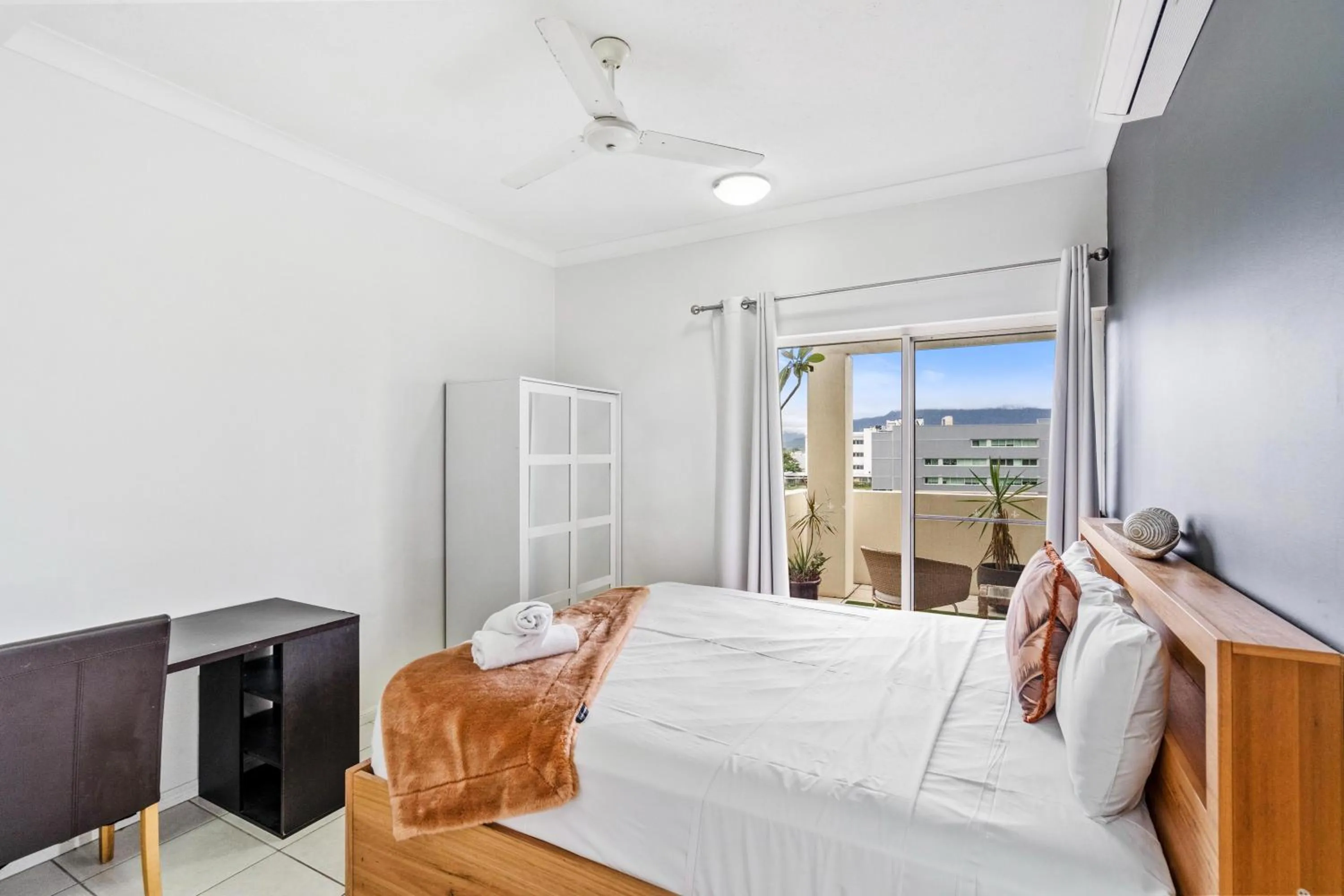 Bedroom, Bed in Cairns City Apartments
