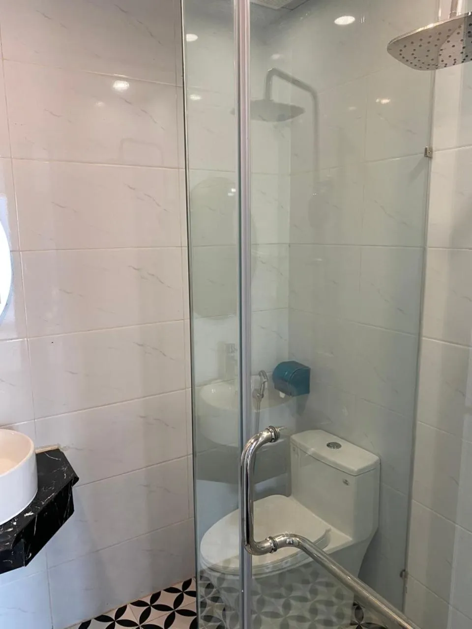 Shower in La Renta Premier Hotel & Spa Hanoi