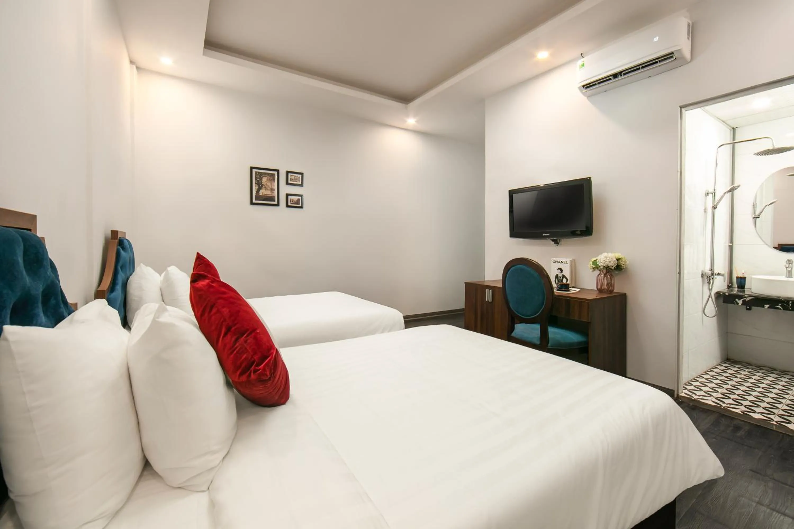 Photo of the whole room, Bed in La Renta Premier Hotel & Spa Hanoi