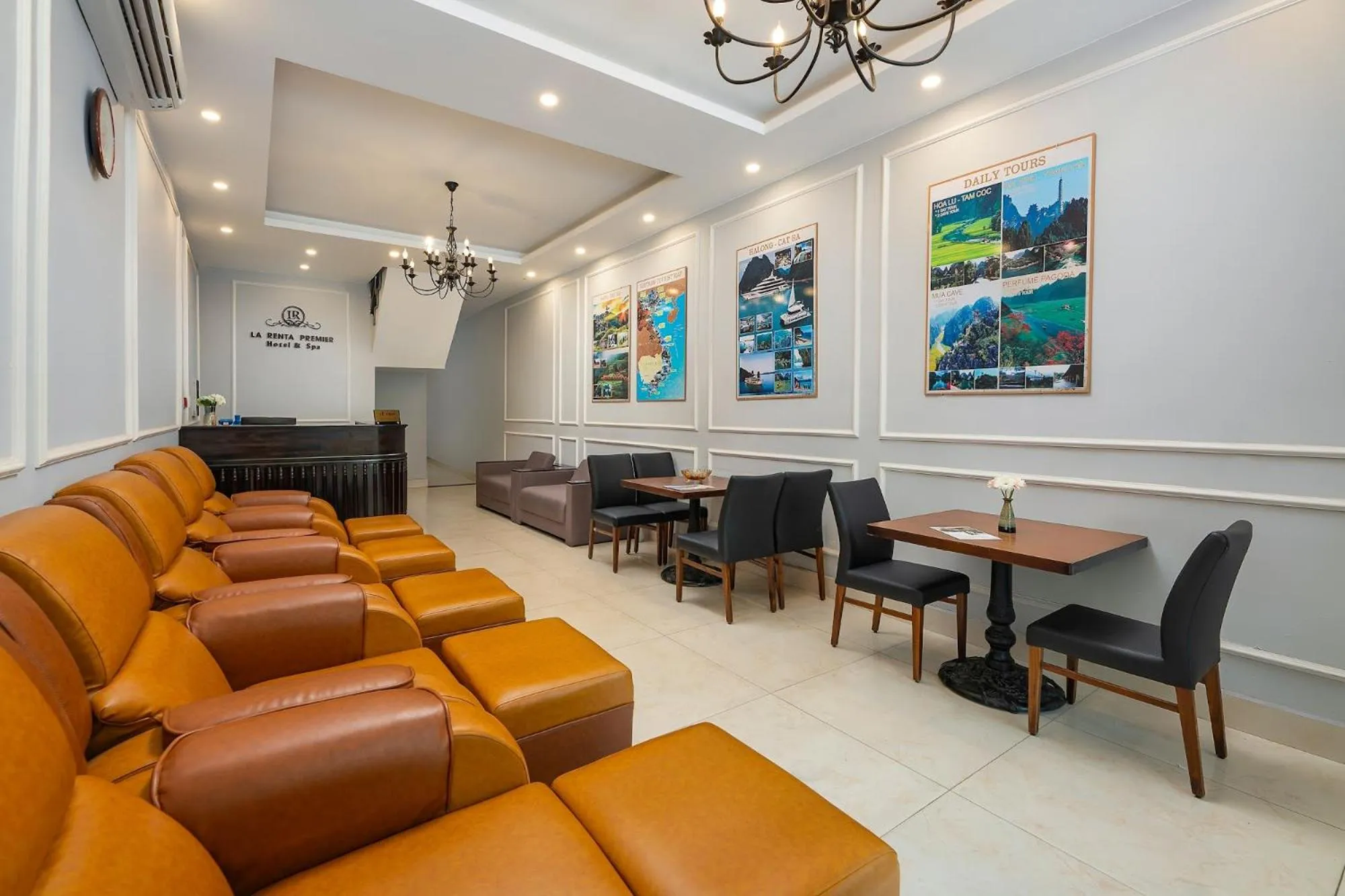 Communal lounge/ TV room in La Renta Premier Hotel & Spa Hanoi