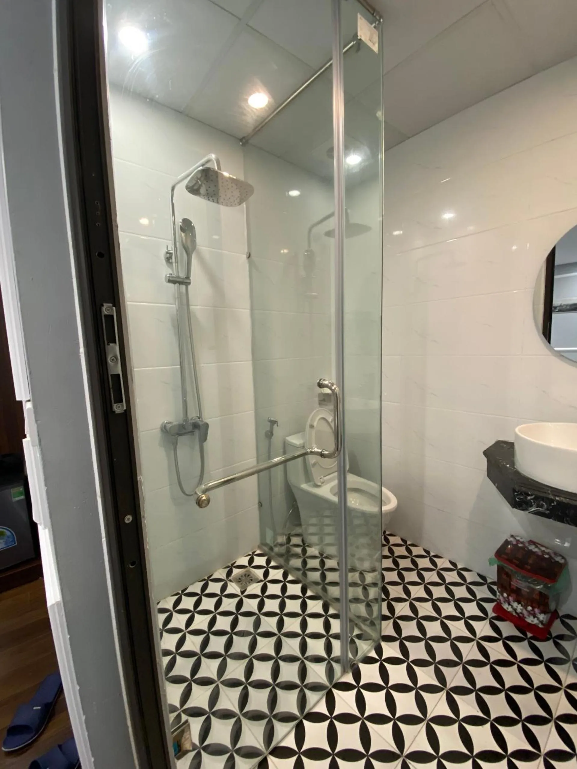 Shower in La Renta Premier Hotel & Spa Hanoi