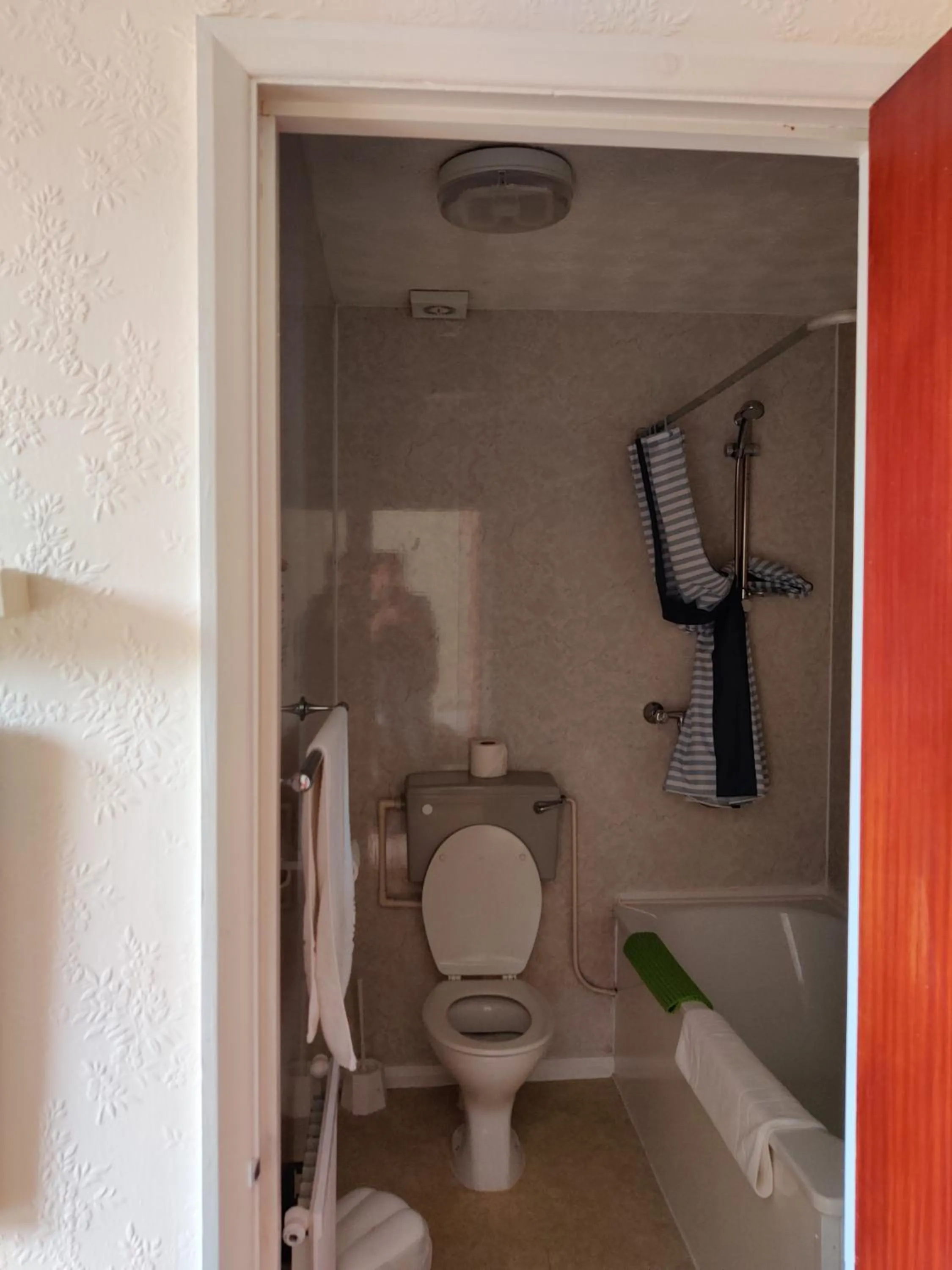 Bathroom in Inglewood Palm Hotel, Abbey Sands Torquay