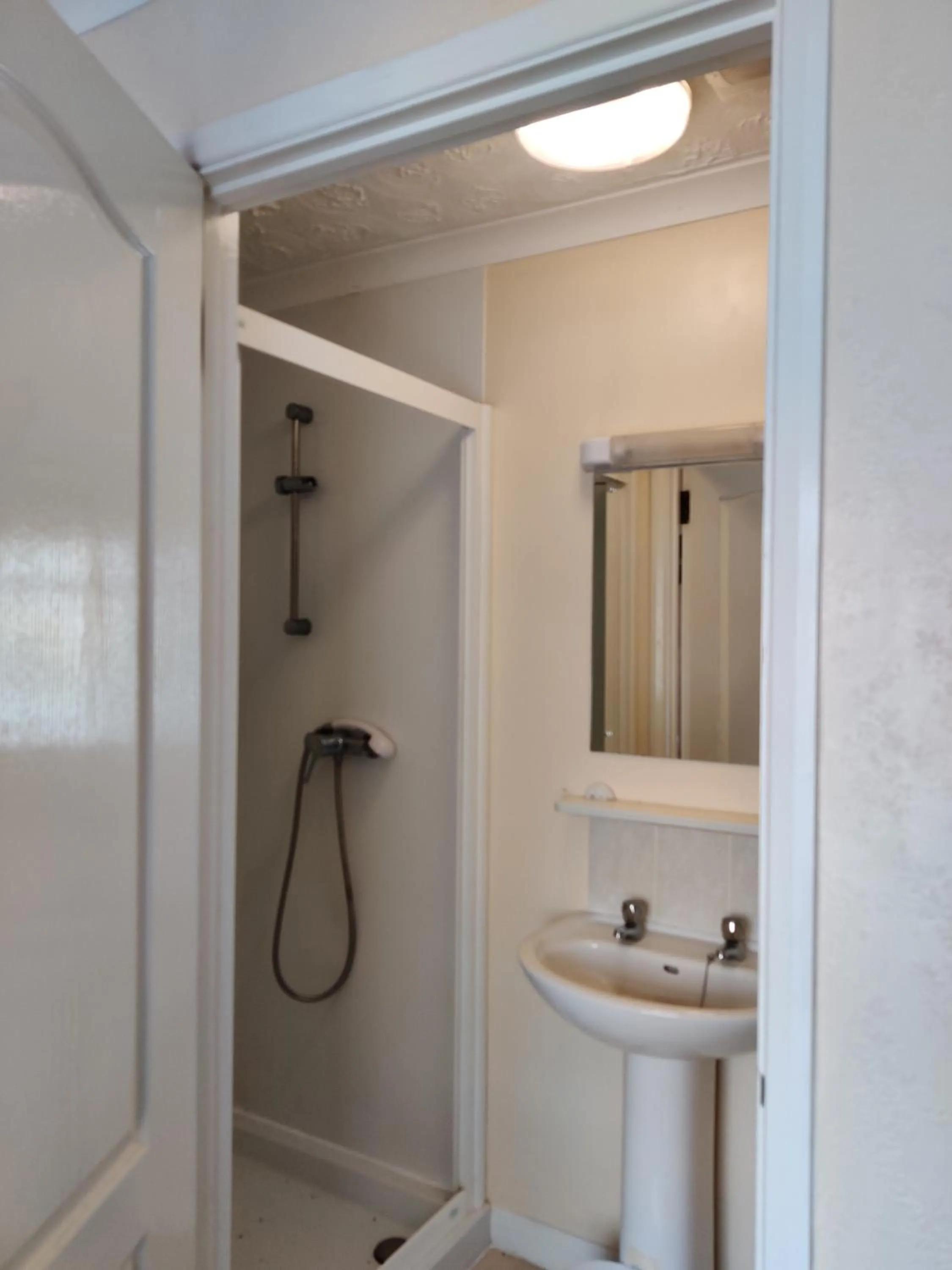 Bathroom in Inglewood Palm Hotel, Abbey Sands Torquay