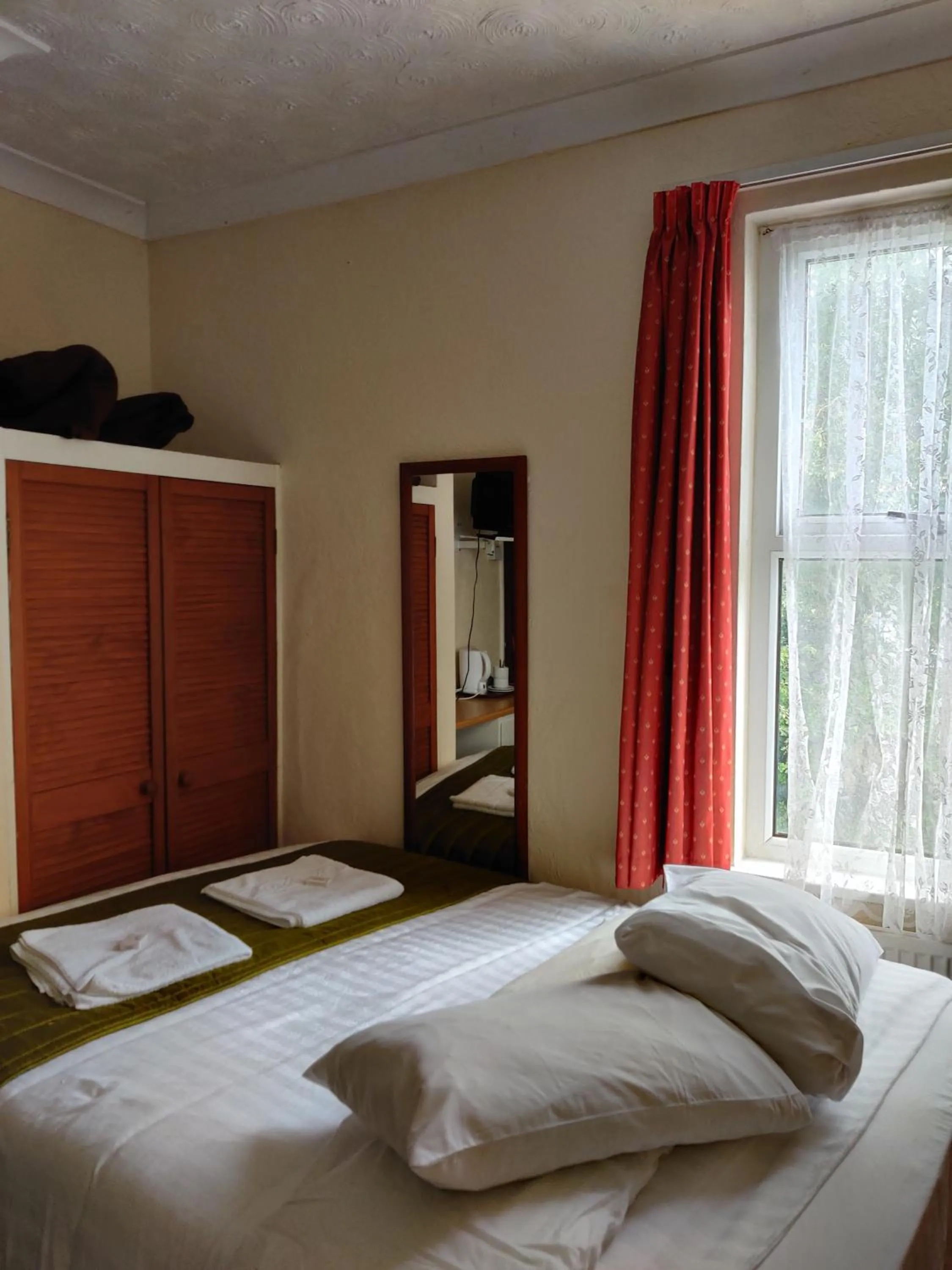 Bedroom in Inglewood Palm Hotel, Abbey Sands Torquay