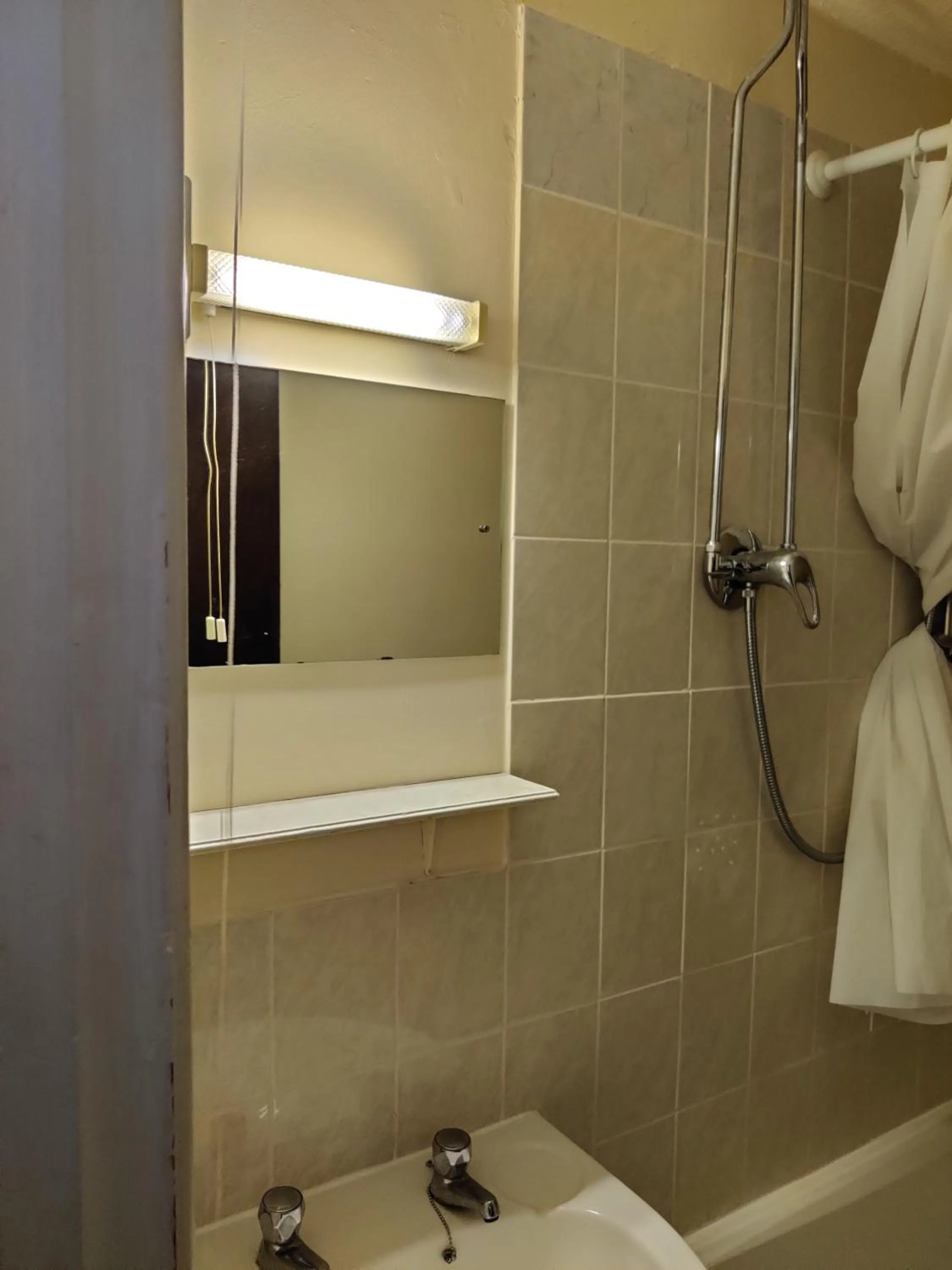 Bathroom in Inglewood Palm Hotel, Abbey Sands Torquay